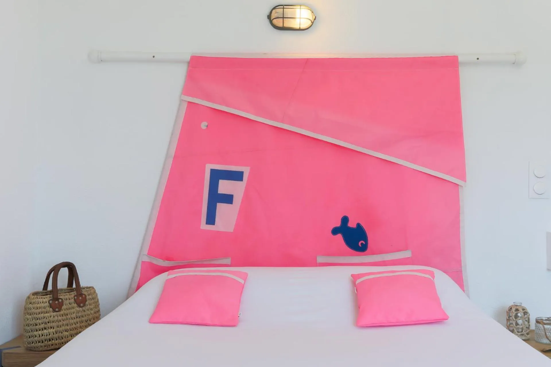 Bed in Hôtel Almanarre Plage - Hôtel Eco-Responsable face à la mer