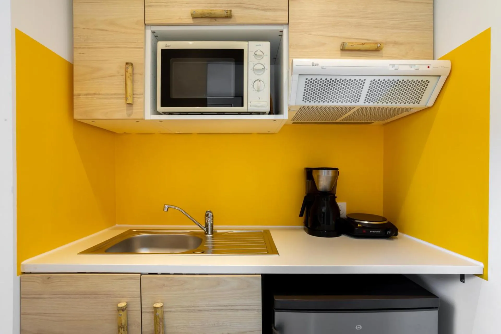 Kitchen or kitchenette in Hôtel Almanarre Plage - Hôtel Eco-Responsable face à la mer