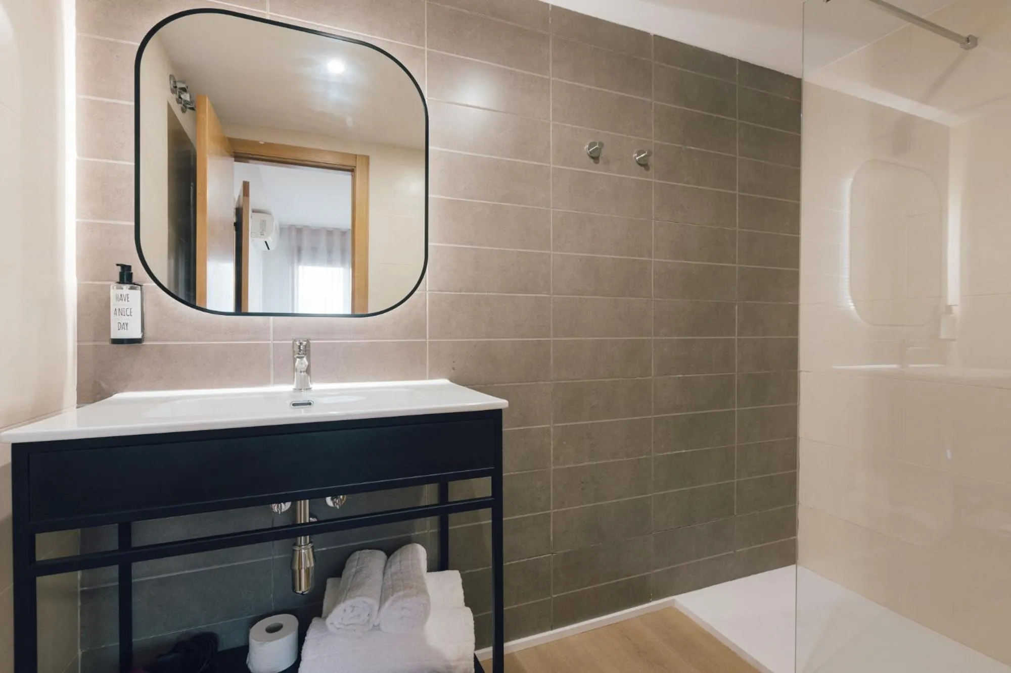 Shower in Pio XII Apartments Valencia