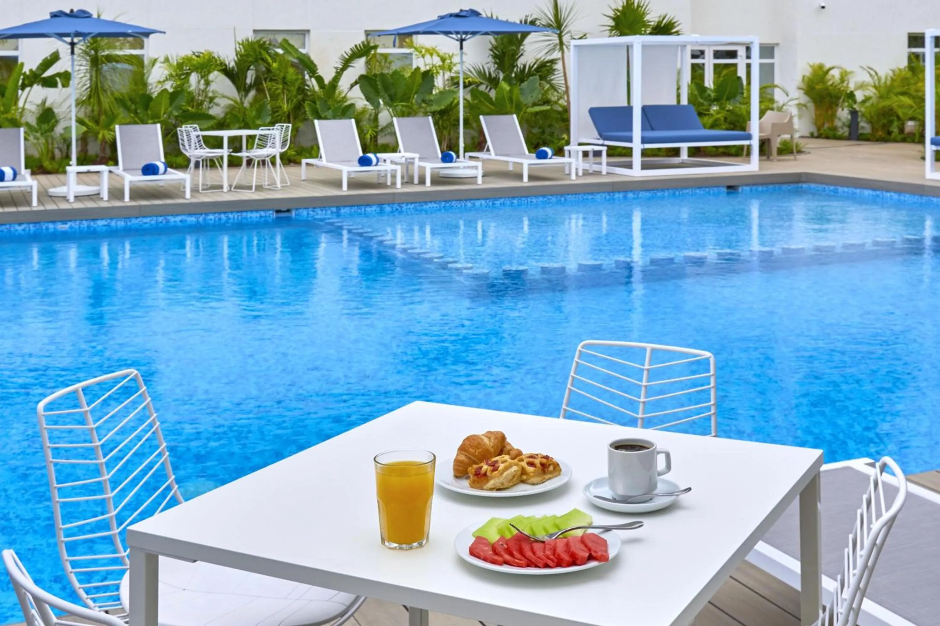 Swimming pool in City Express Plus by Marriott Cancun Aeropuerto Riviera