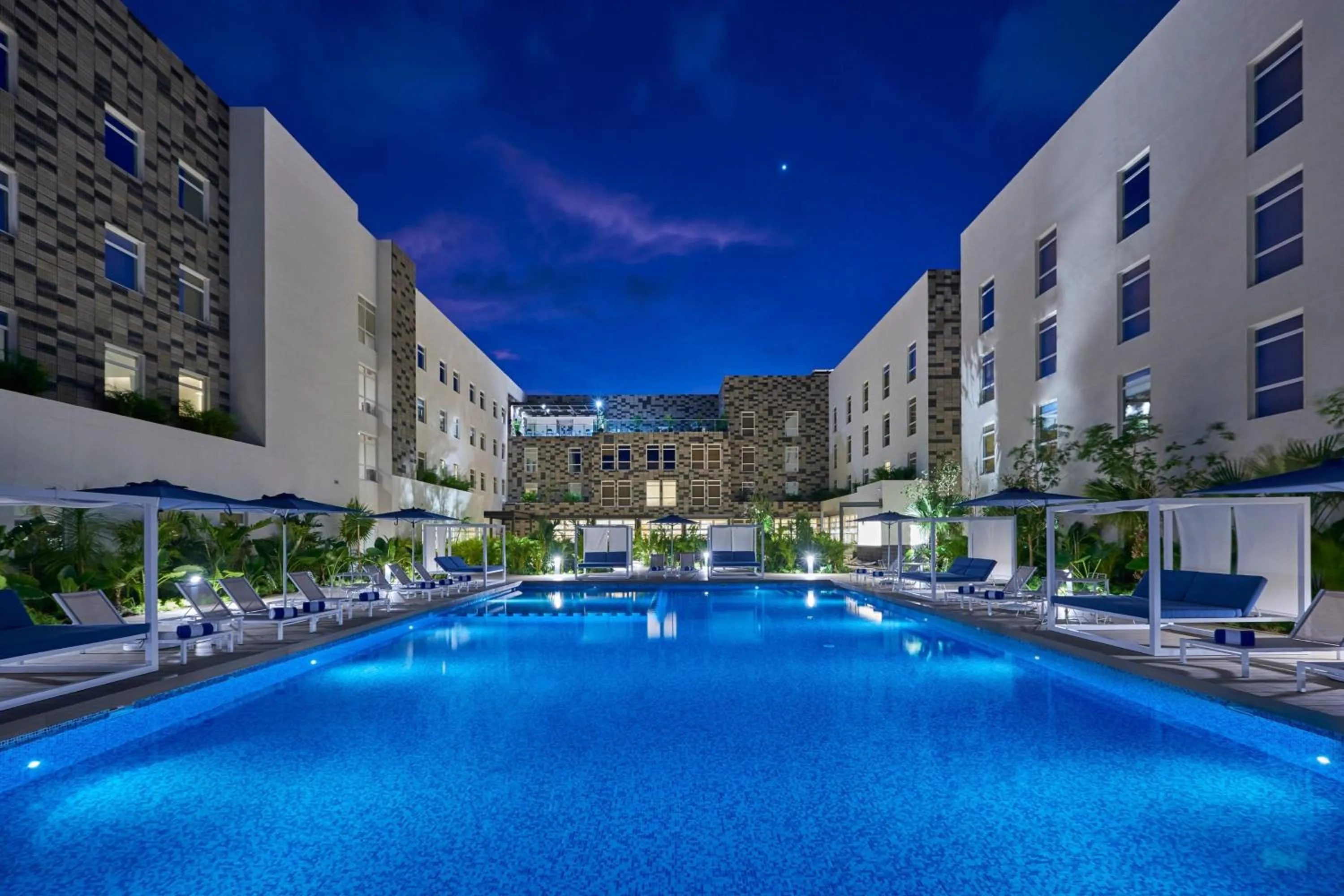 Swimming pool in City Express Plus by Marriott Cancun Aeropuerto Riviera