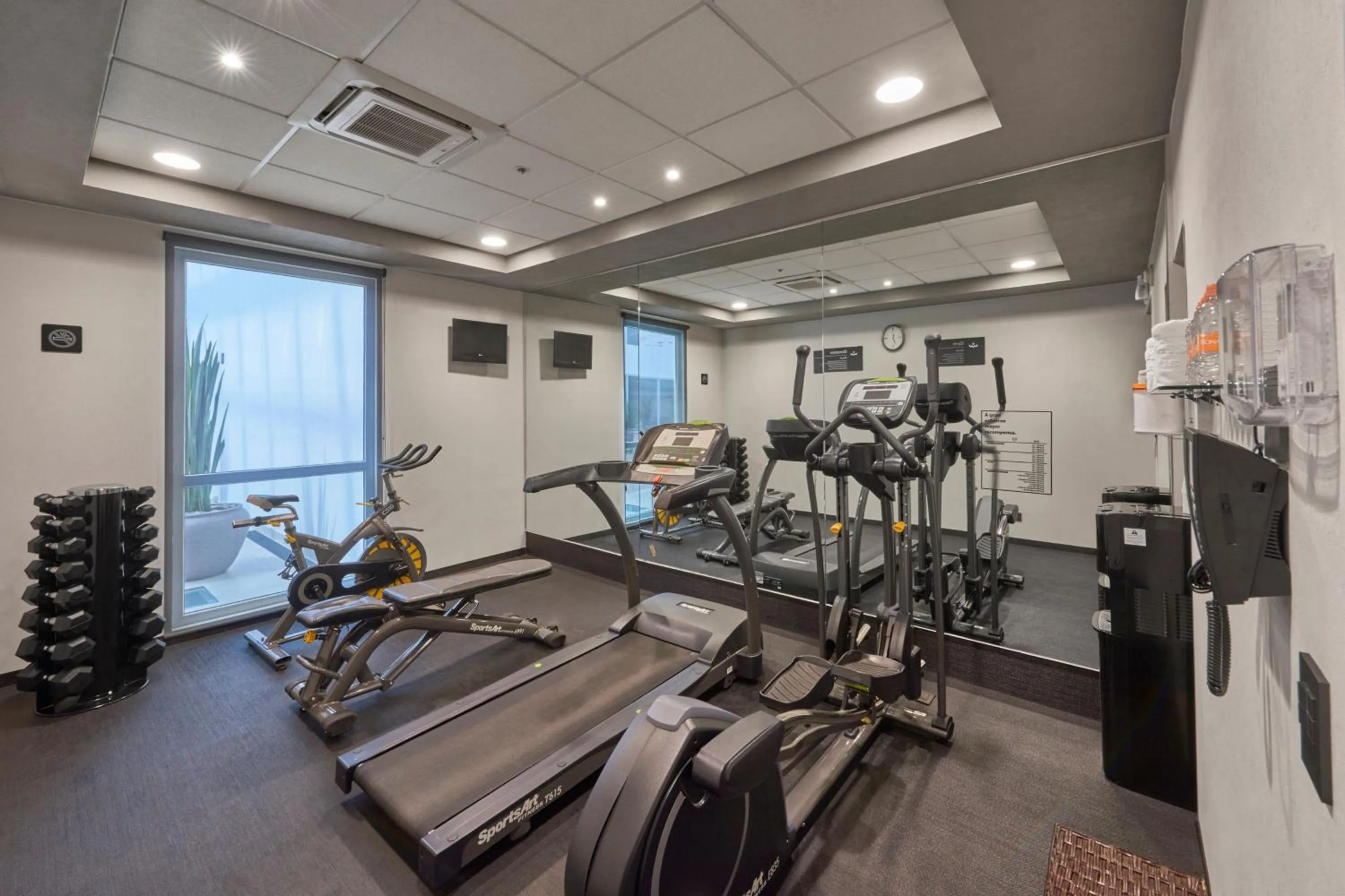Fitness centre/facilities in City Express Suites by Marriott Cancún Aeropuerto