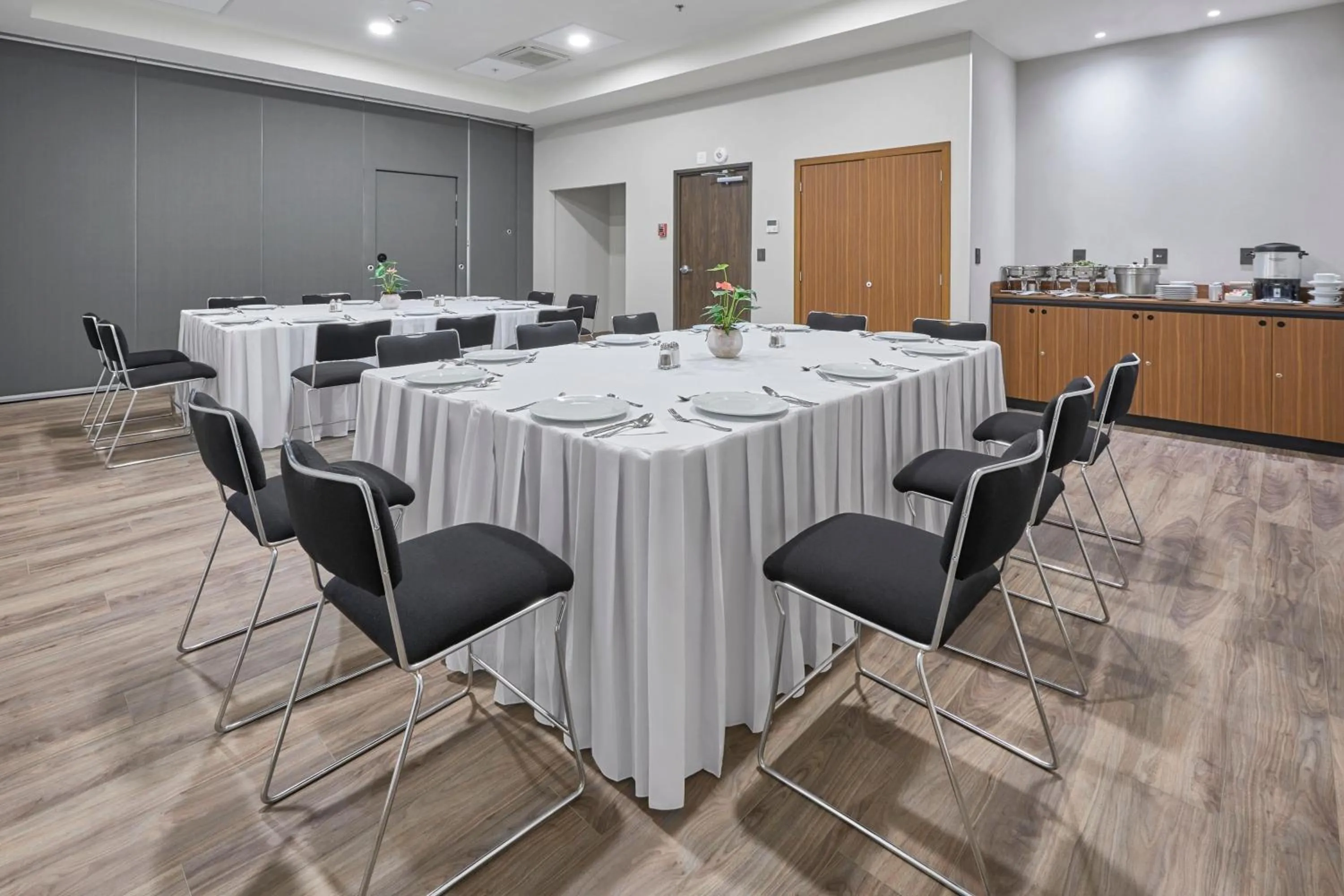Meeting/conference room in City Express Suites by Marriott Cancún Aeropuerto