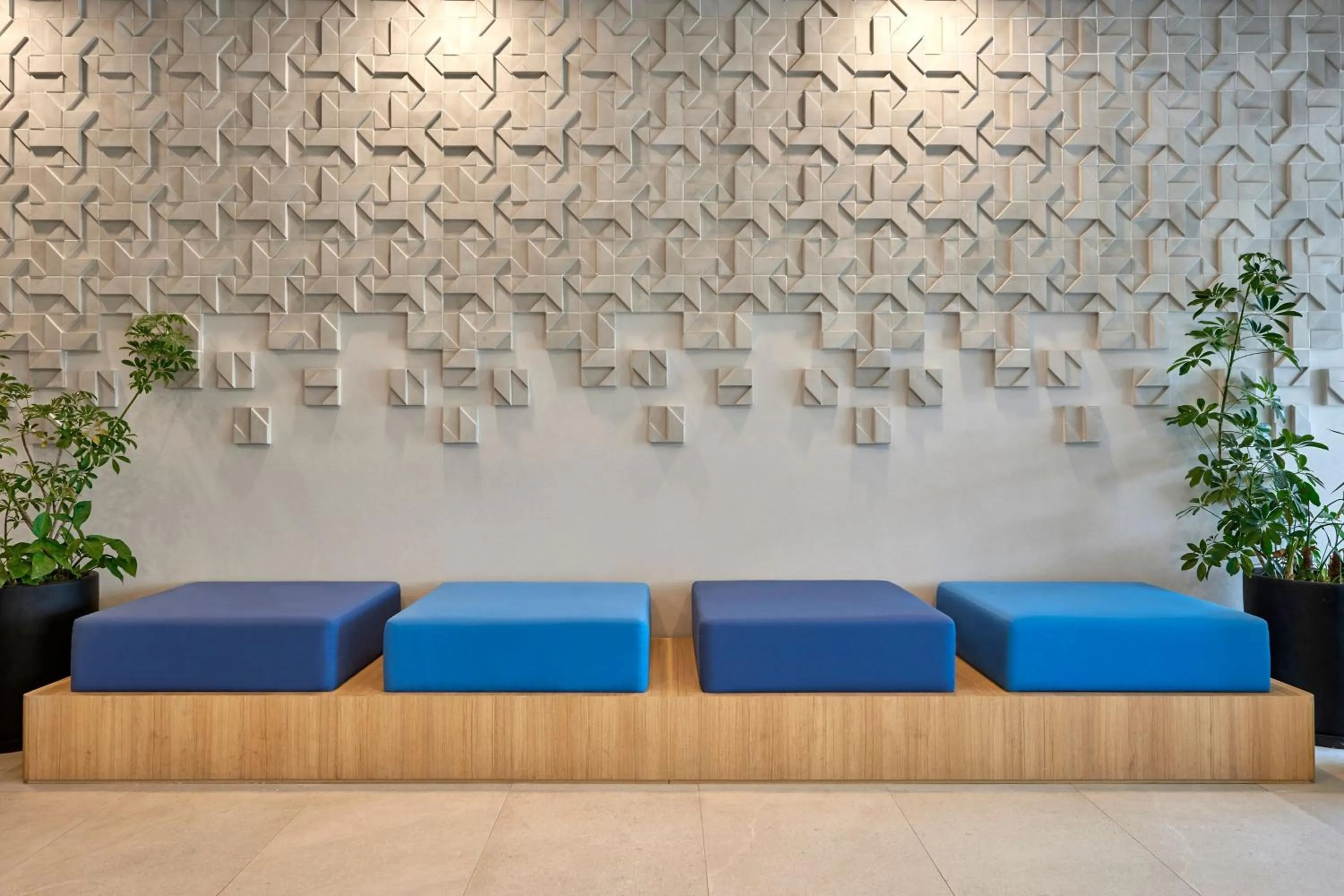 Lobby or reception in City Express Suites by Marriott Cancún Aeropuerto