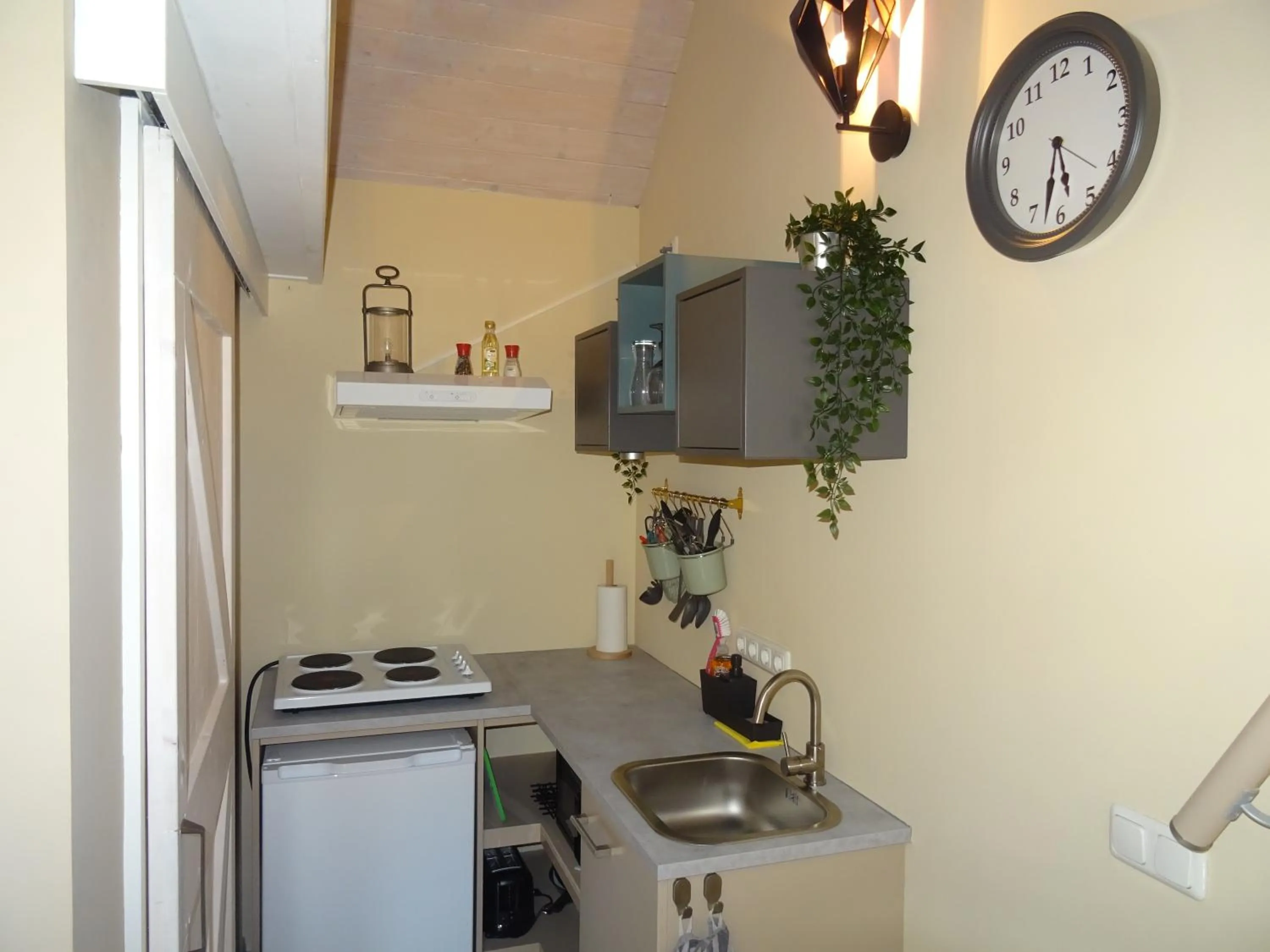 Kitchen or kitchenette in B&B Het Onderduukertje