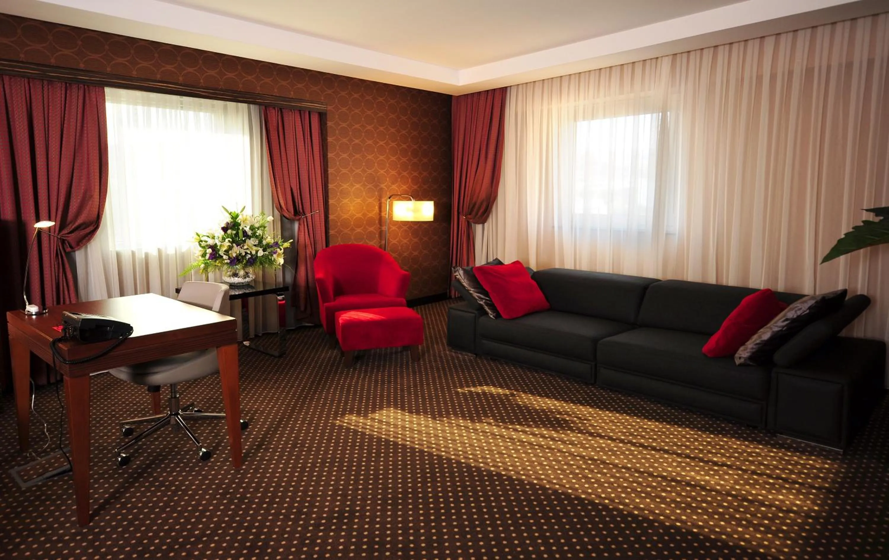 Seating area in Ramada Plaza By Wyndham Izmit