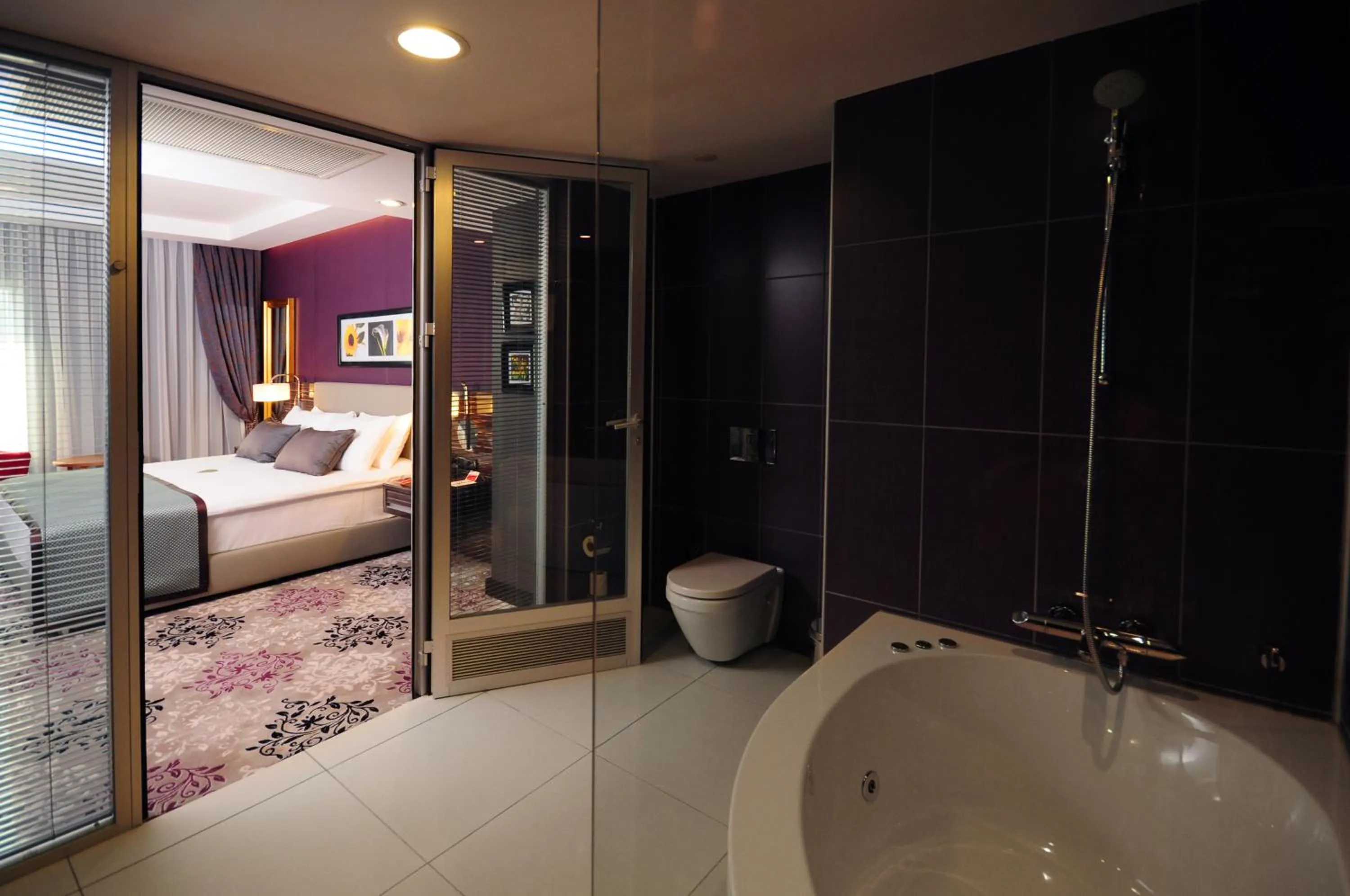 Bath, Bed in Ramada Plaza By Wyndham Izmit
