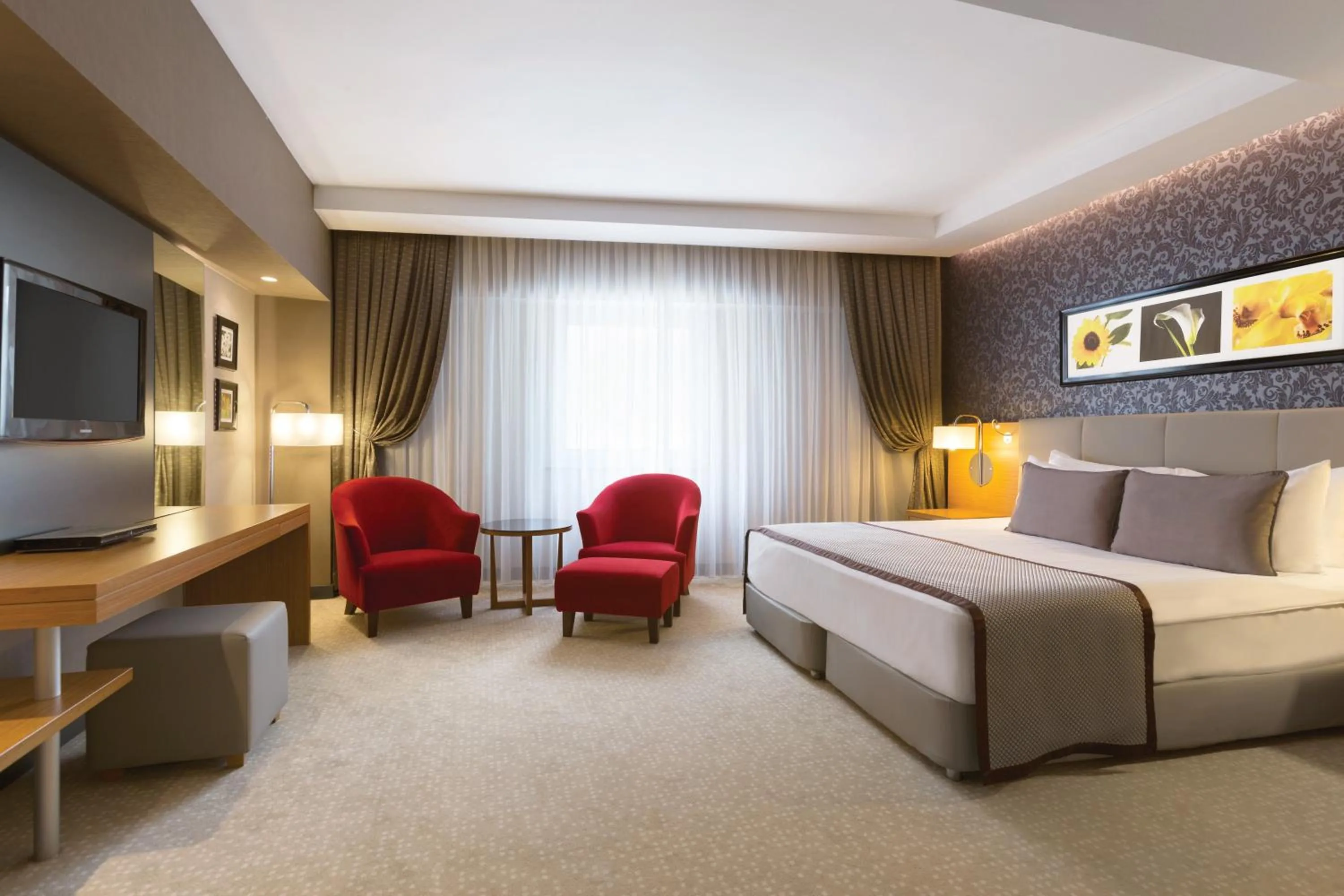 Toilet, Bed in Ramada Plaza By Wyndham Izmit