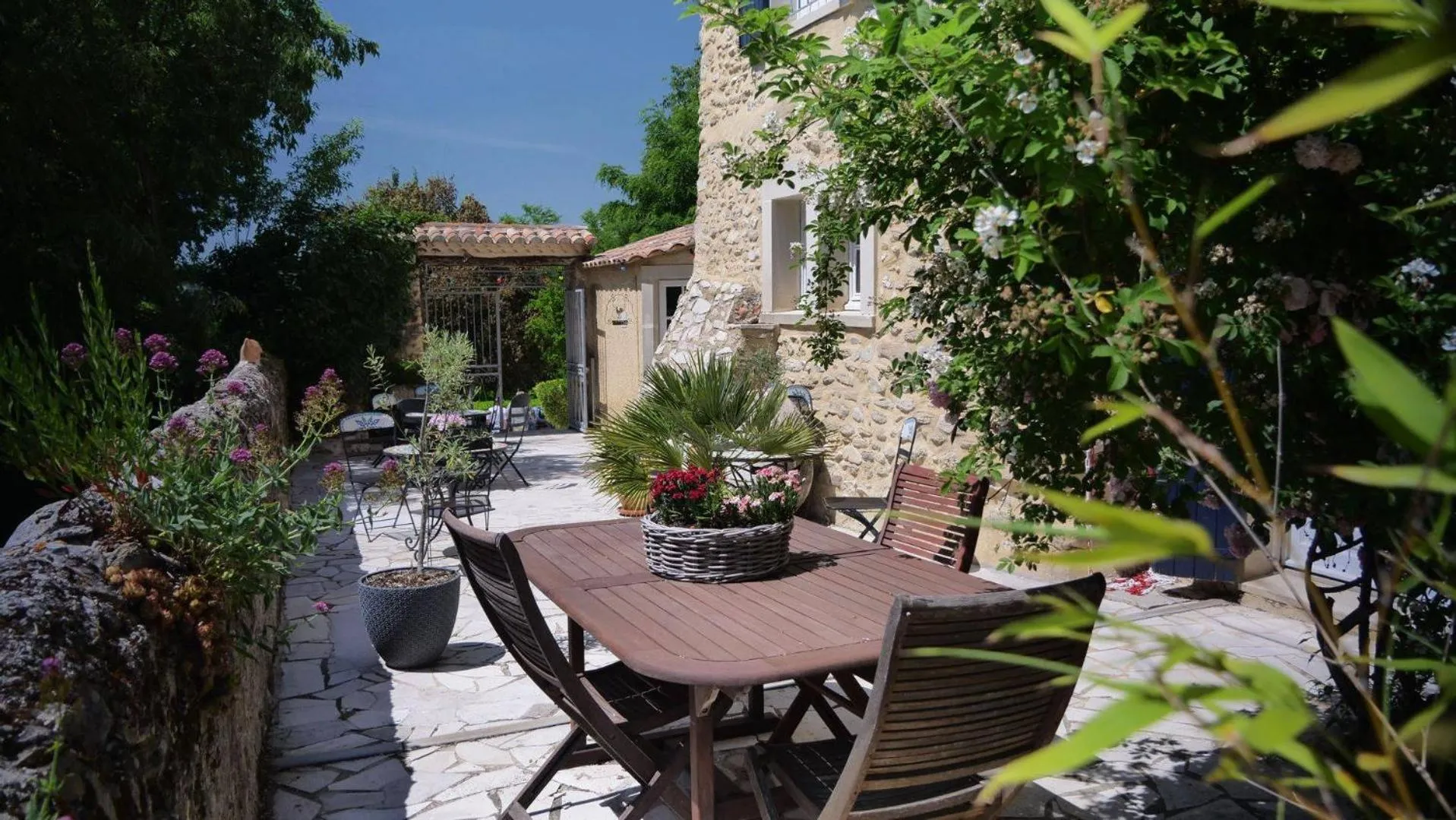 Patio in Hôtel La Bastide de Vaison