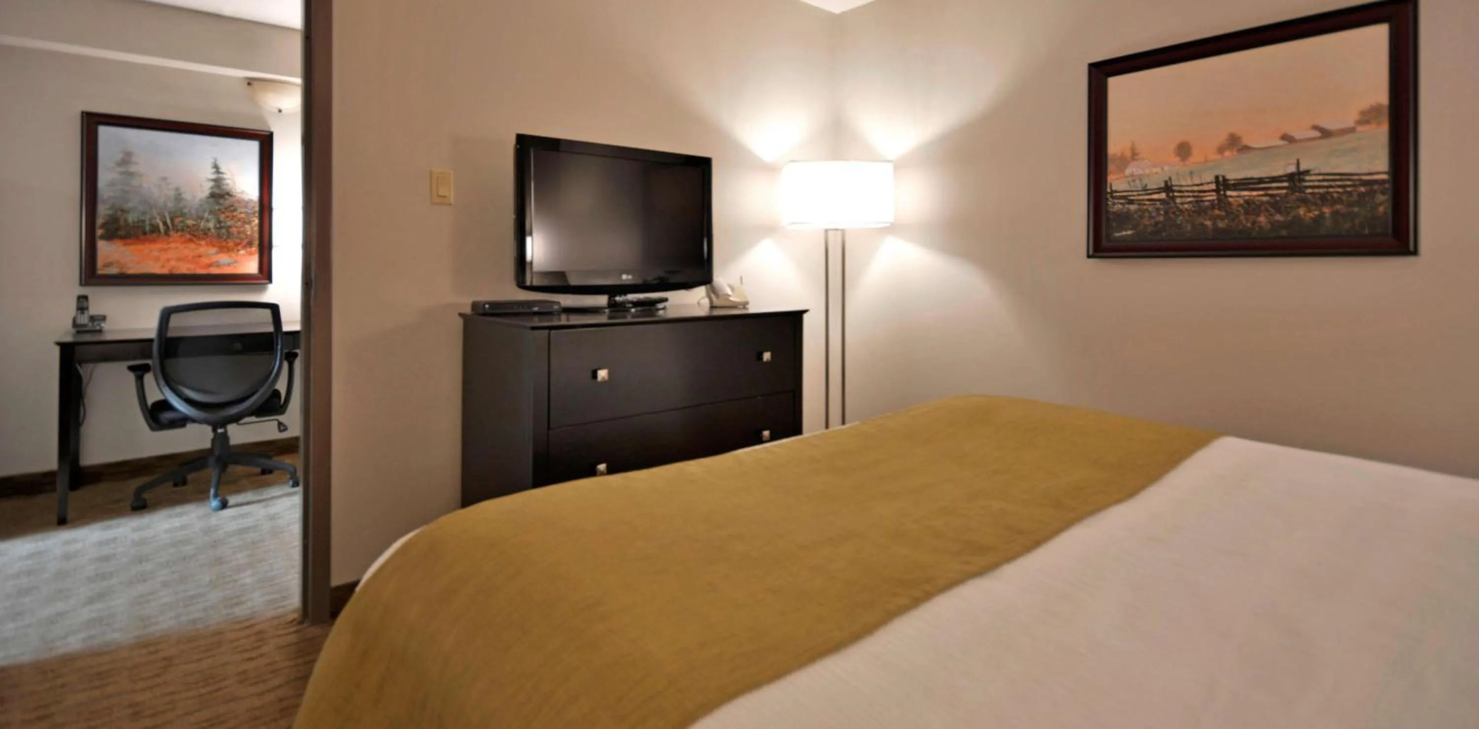 TV and multimedia, Bed in Best Western Pembroke Inn & Conference Centre