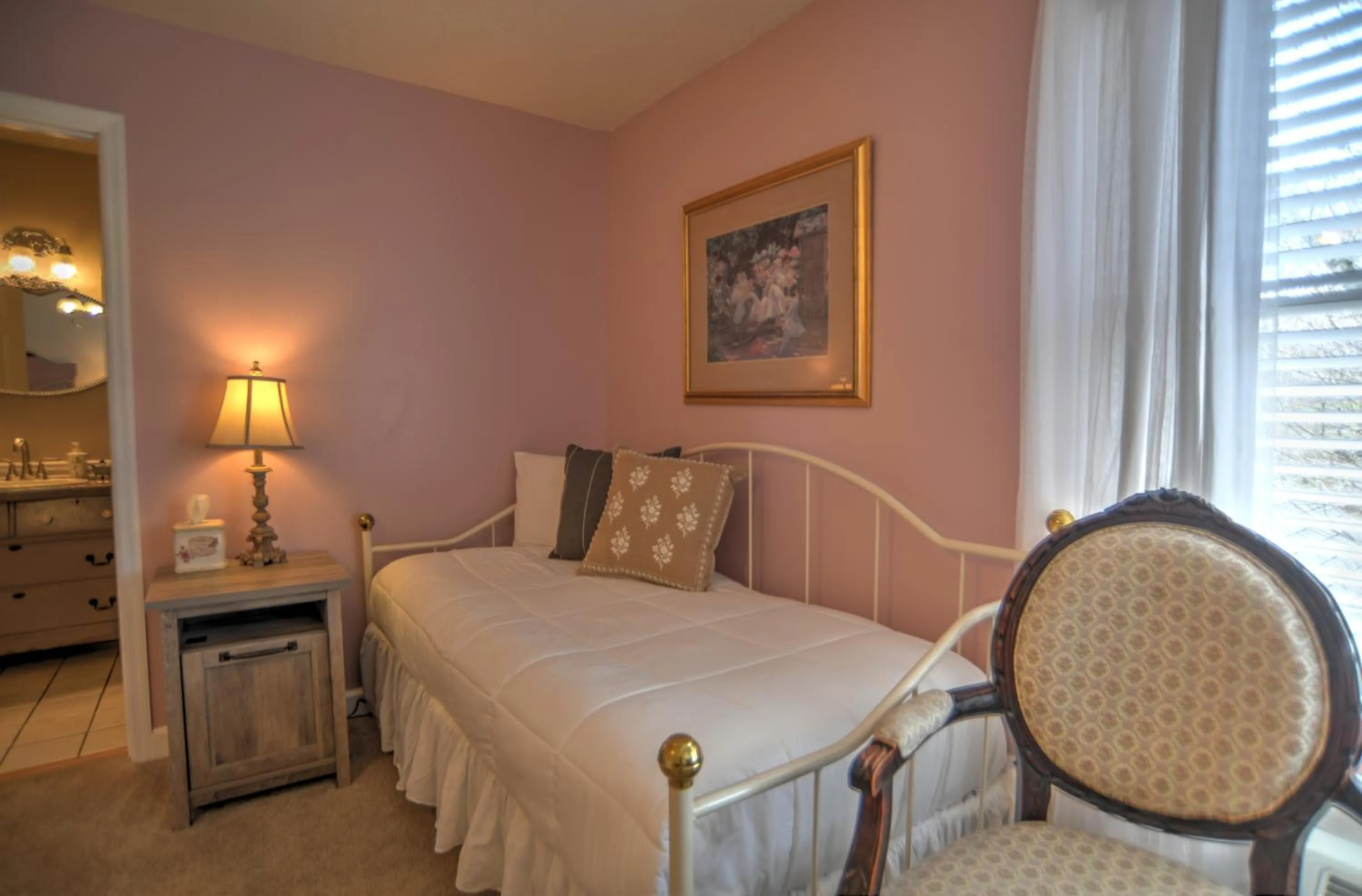 Bed in Blue Mountain Mist Country Inn