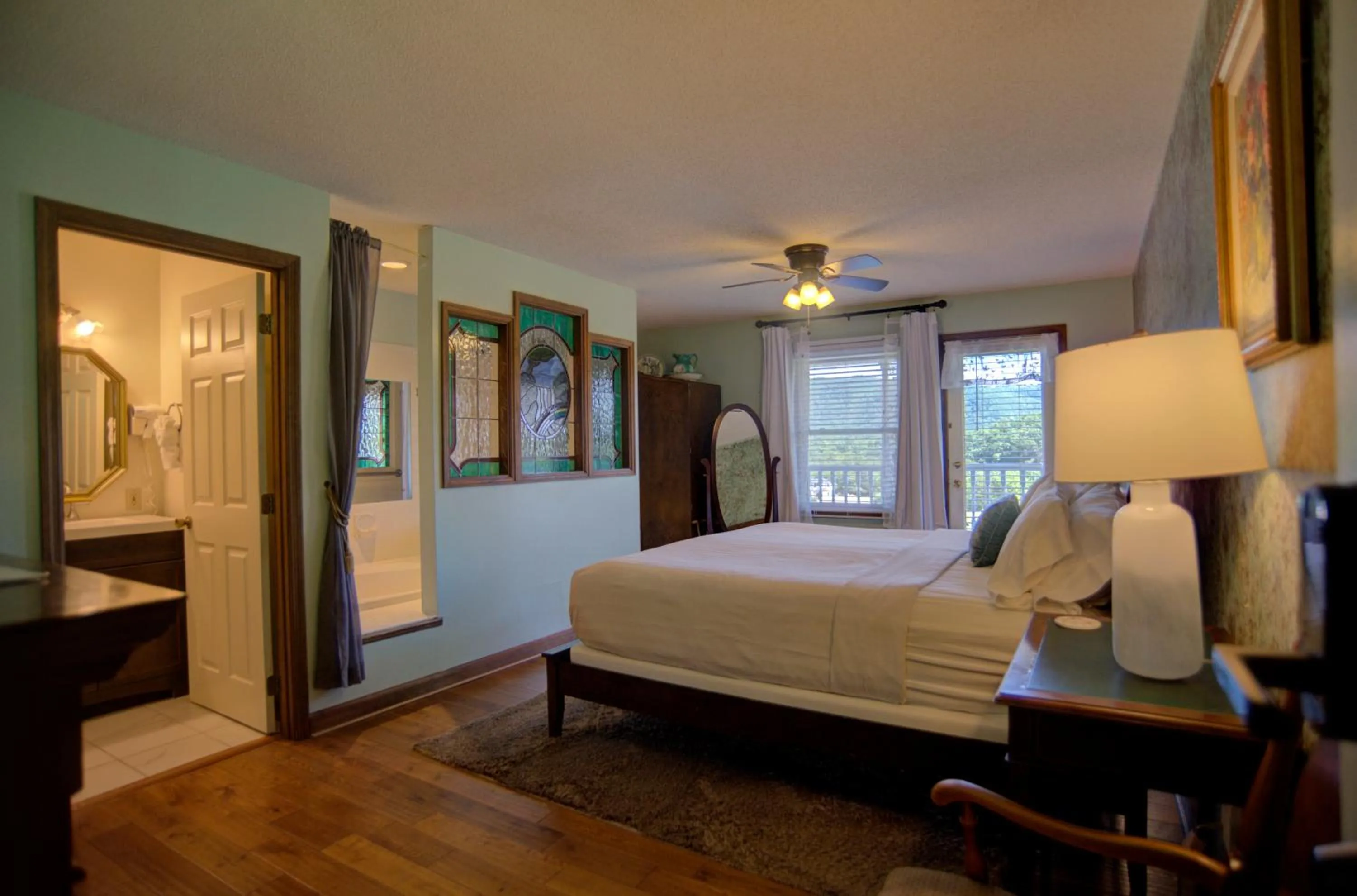 Bedroom, Bed in Blue Mountain Mist Country Inn