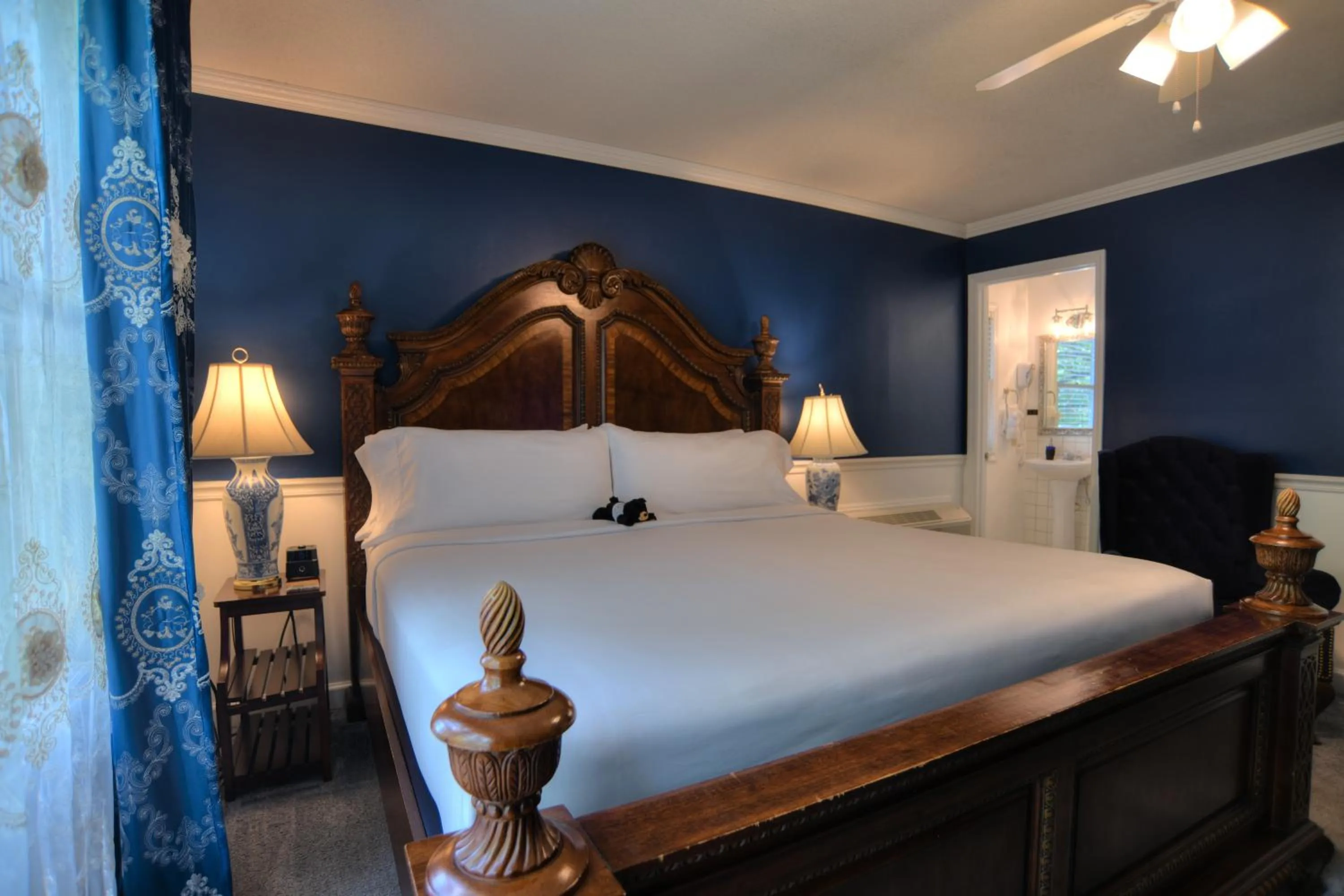 Bed in Blue Mountain Mist Country Inn