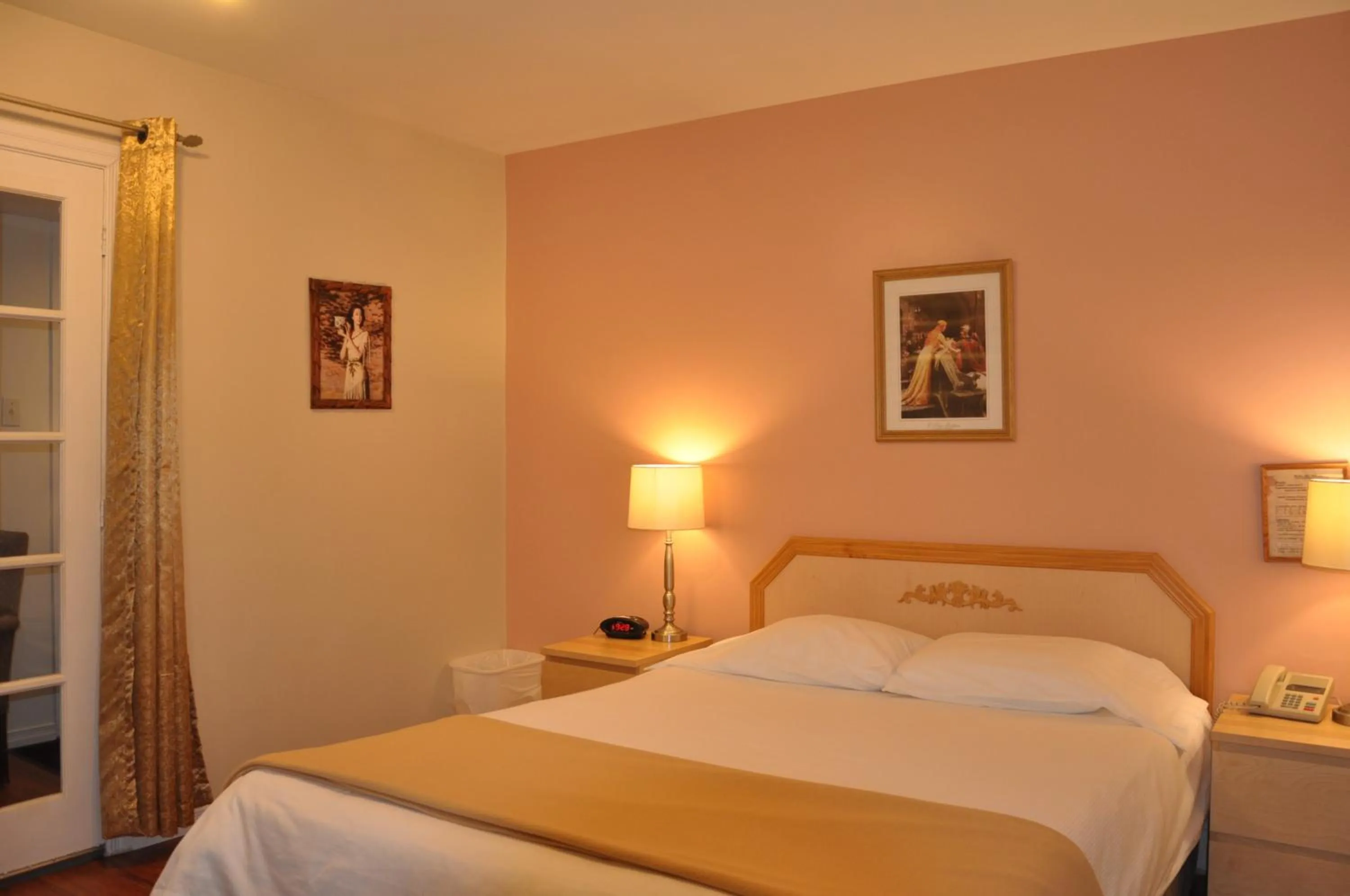 Bed in Motel Bel-Eau