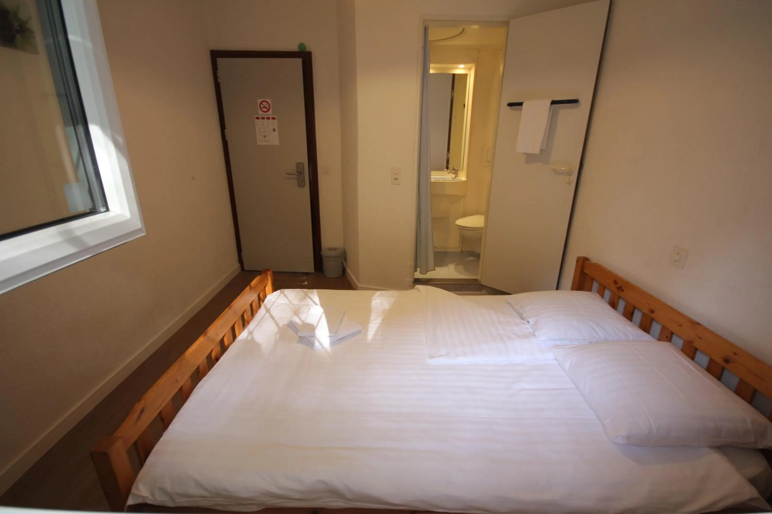 Shower, Bed in Hotel Abaca