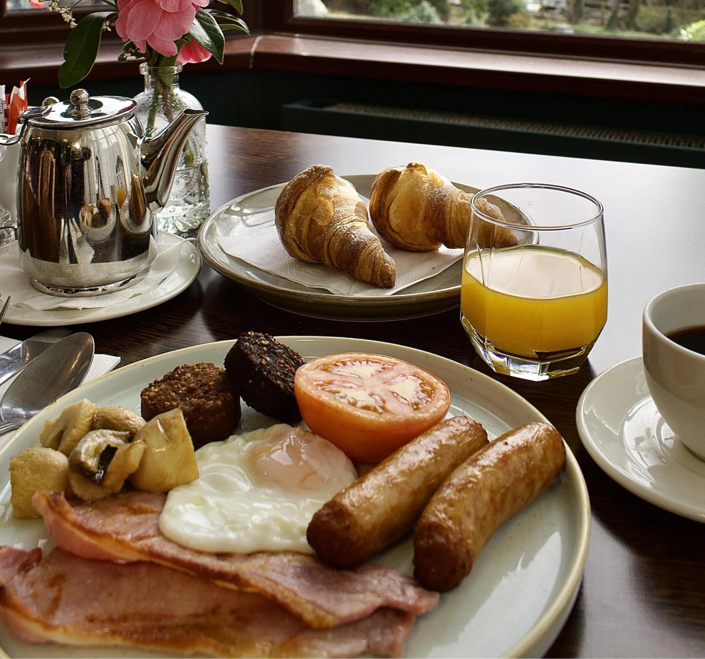 Restaurant/places to eat in Twin Trees Hotel & Brusna Falls Leisure