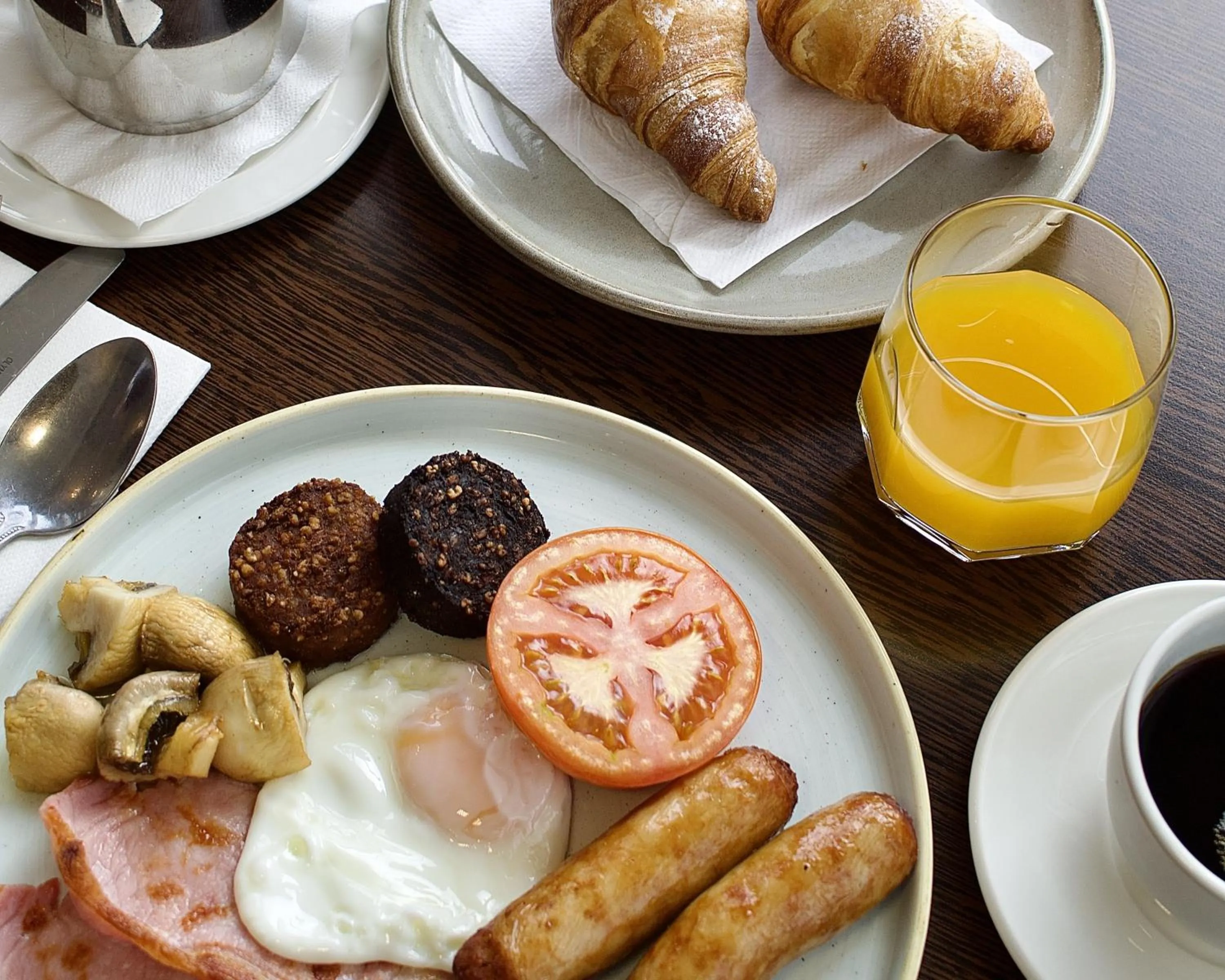 Restaurant/places to eat in Twin Trees Hotel & Brusna Falls Leisure