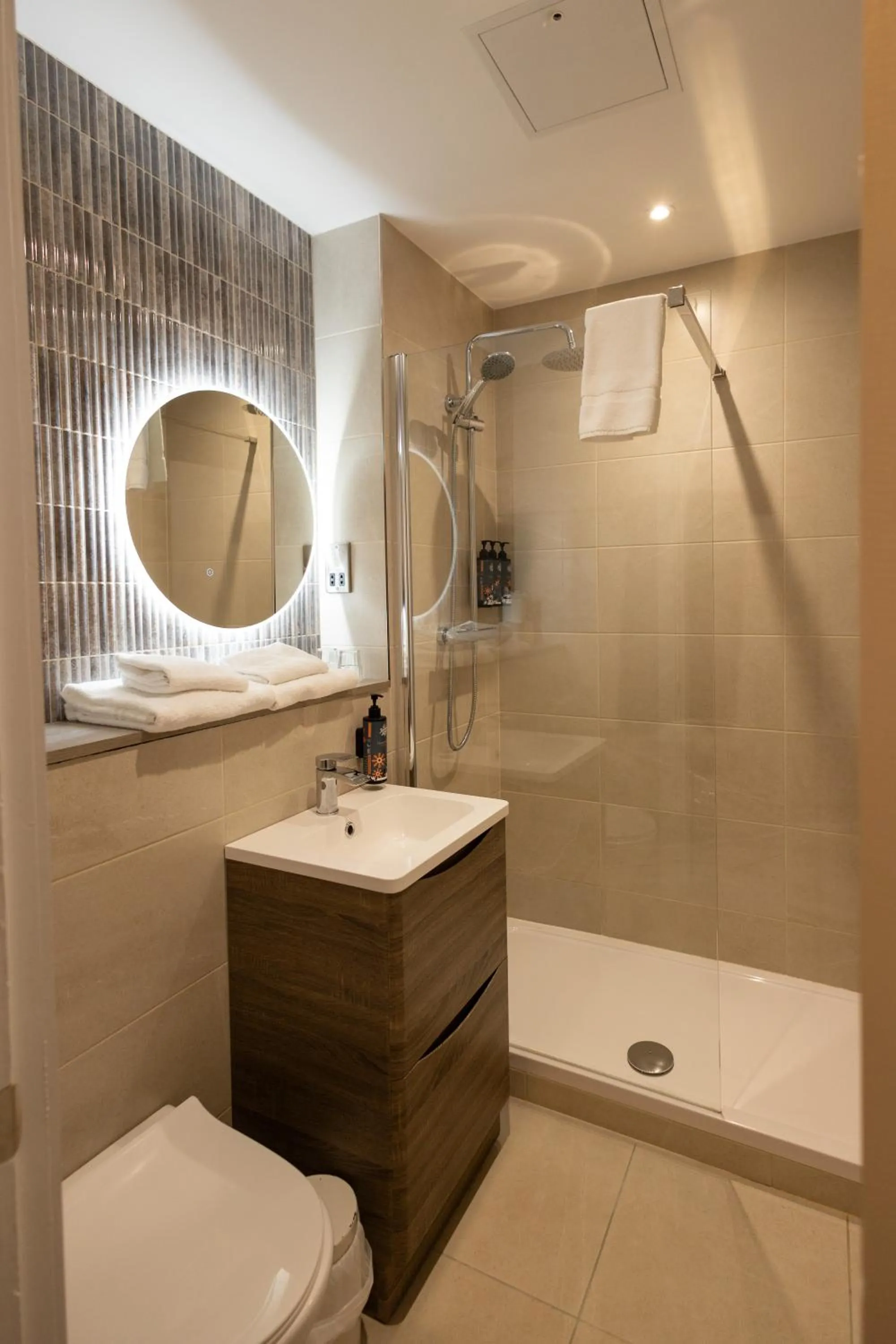 Shower in Twin Trees Hotel & Brusna Falls Leisure
