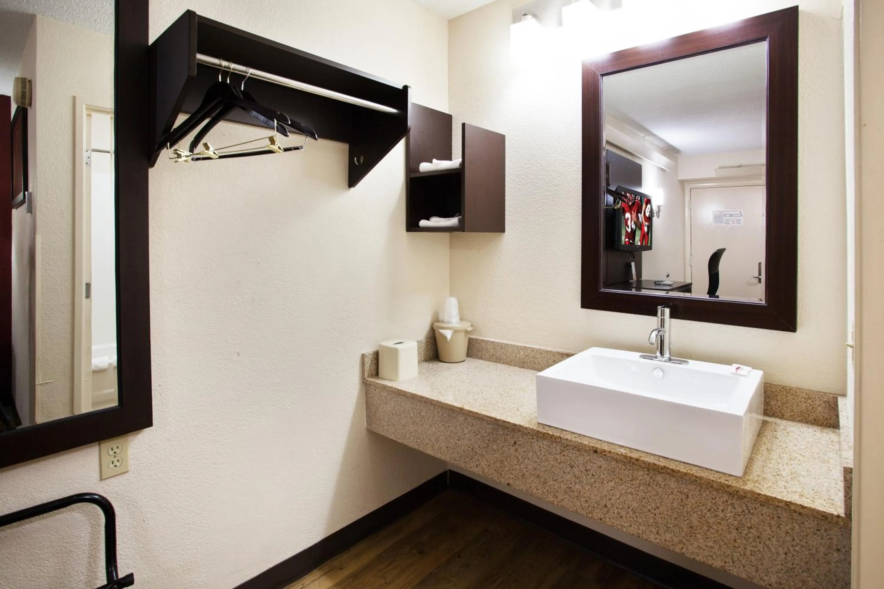 Photo of the whole room, Bed in Red Roof Inn PLUS+ Nashville Fairgrounds