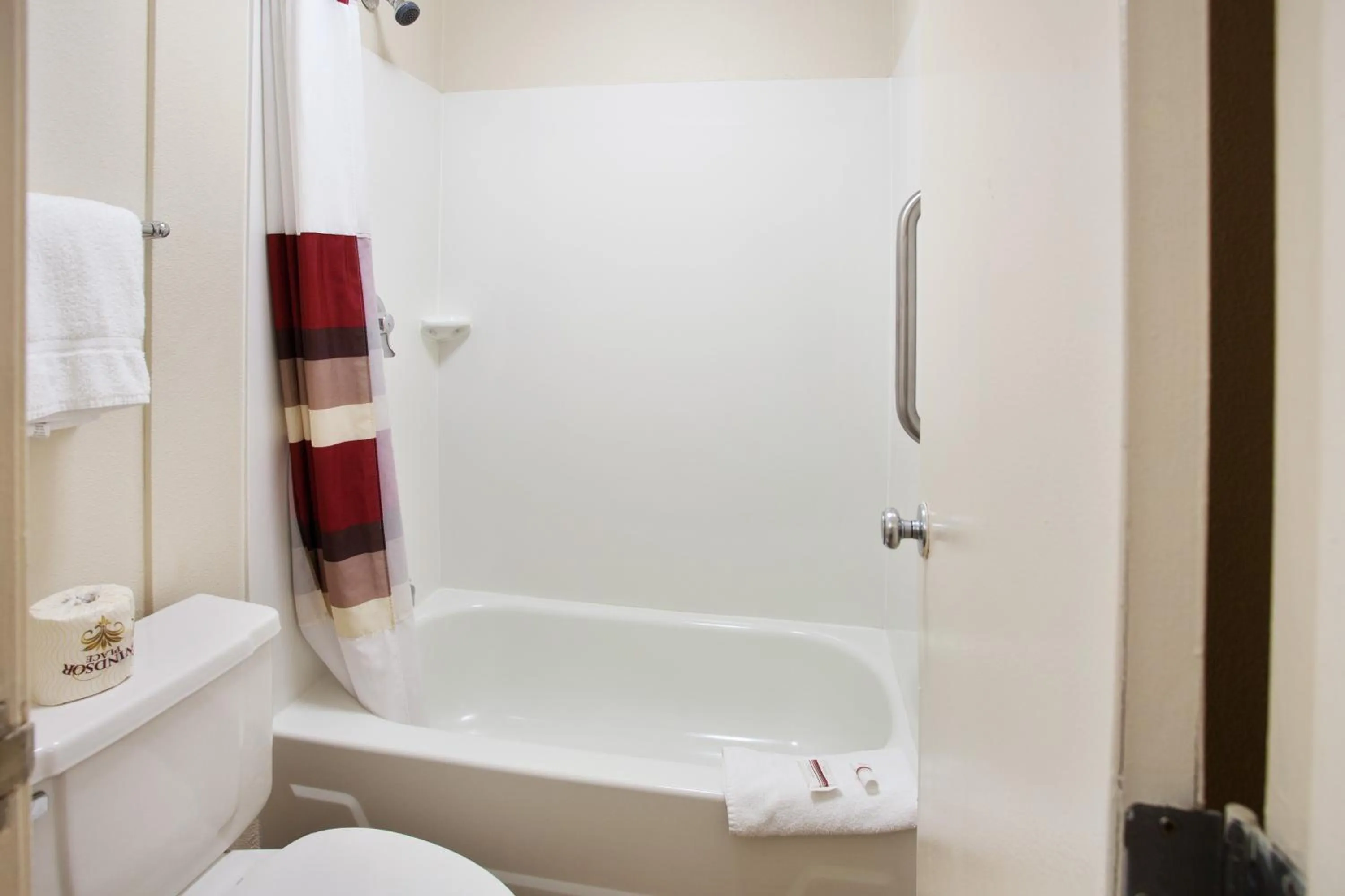 Bathroom in Red Roof Inn PLUS+ Nashville Fairgrounds