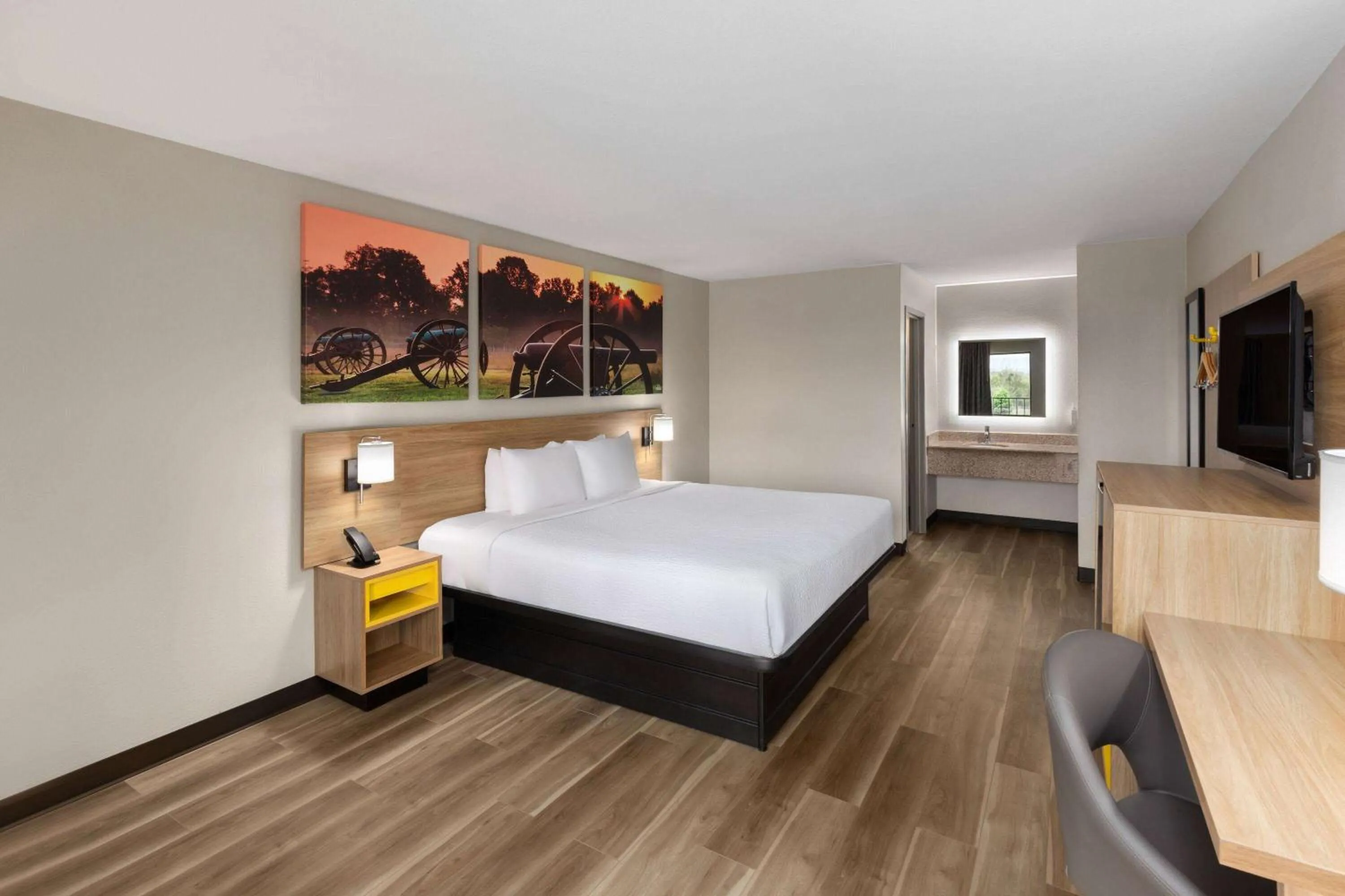 Photo of the whole room, Bed in Days Inn by Wyndham Chattanooga Lookout Mountain West