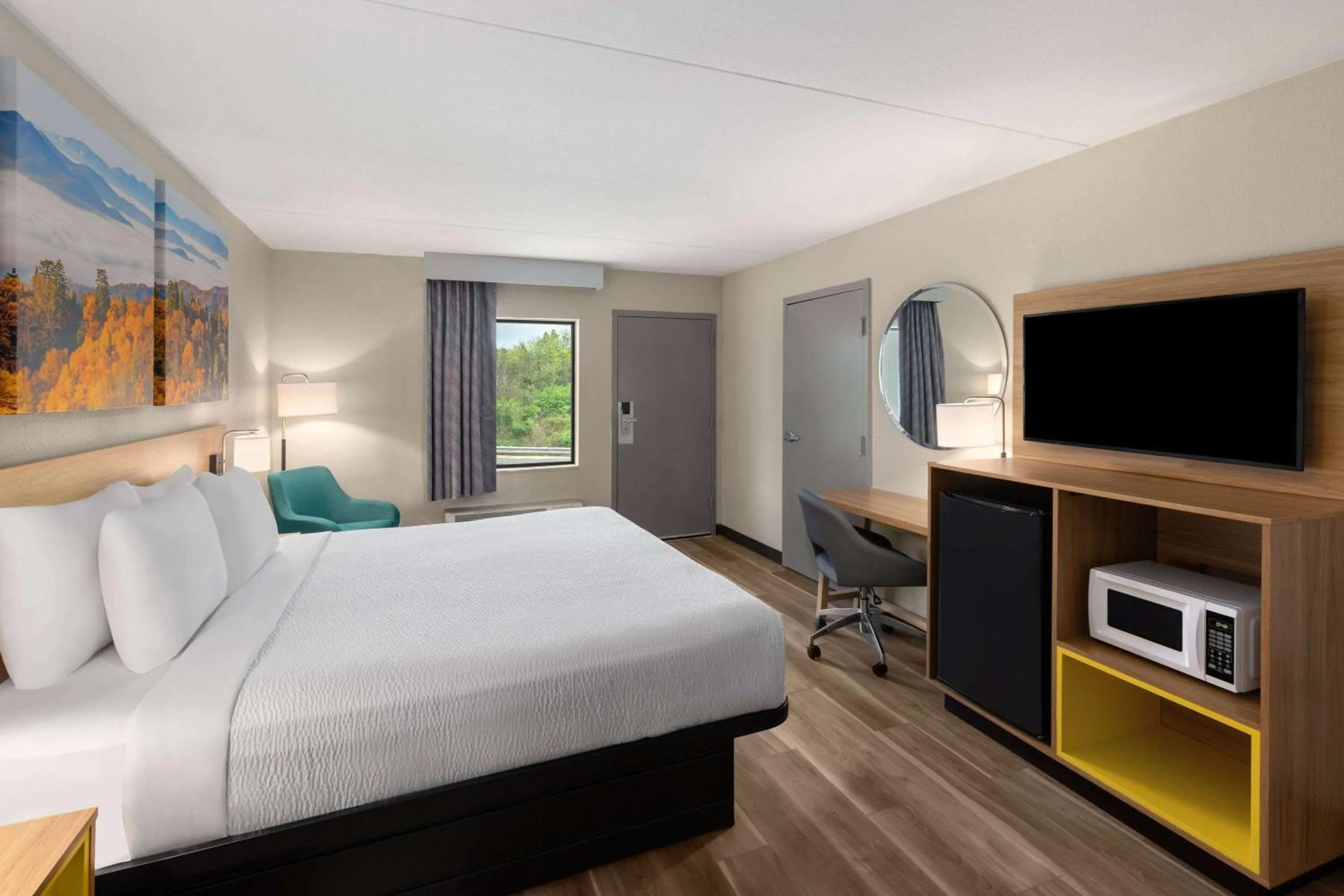 Photo of the whole room, Bed in Days Inn by Wyndham Chattanooga Lookout Mountain West