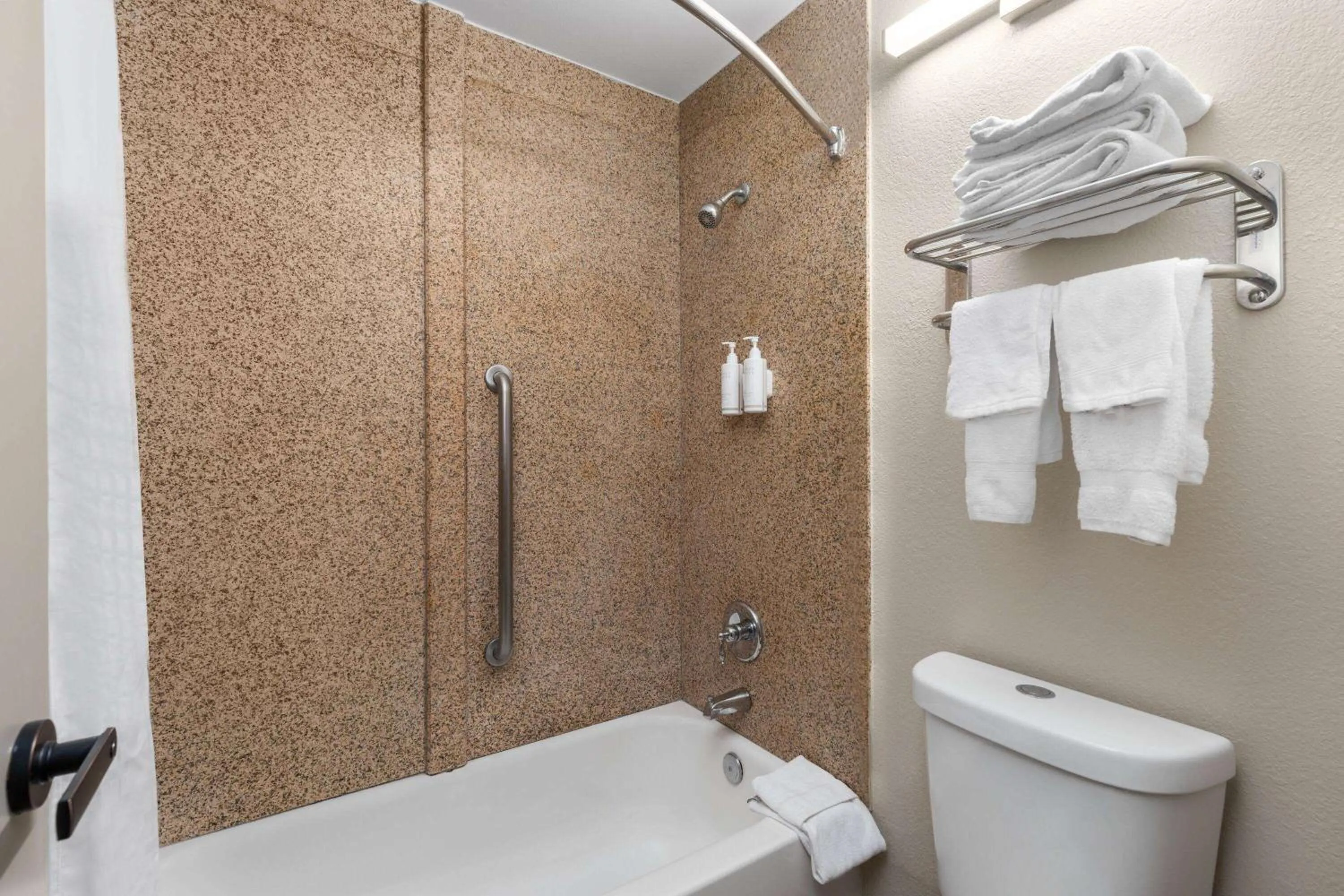 TV and multimedia in Days Inn by Wyndham Chattanooga Lookout Mountain West