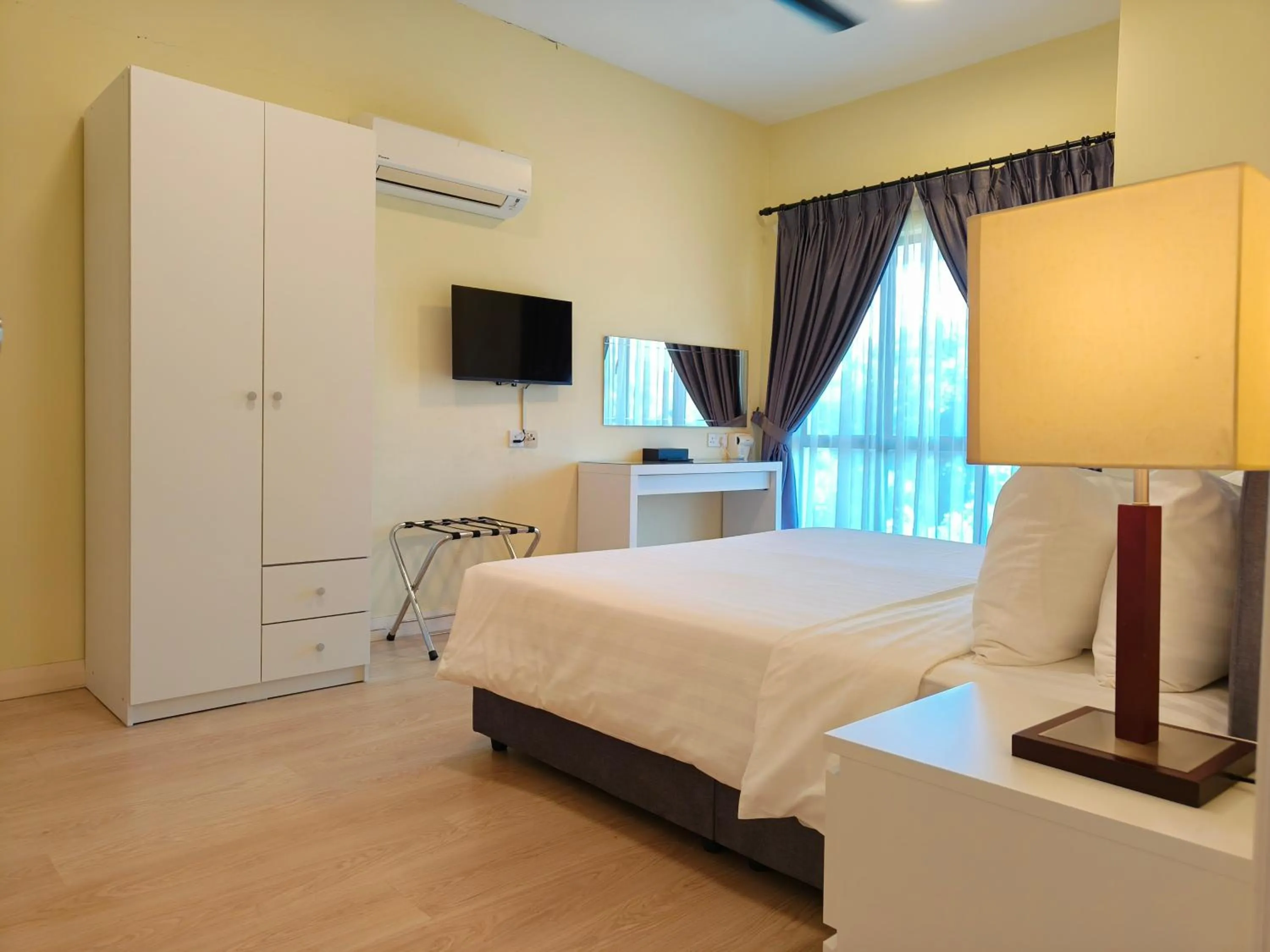 Bedroom, Bed in RPGC Garden Hotel