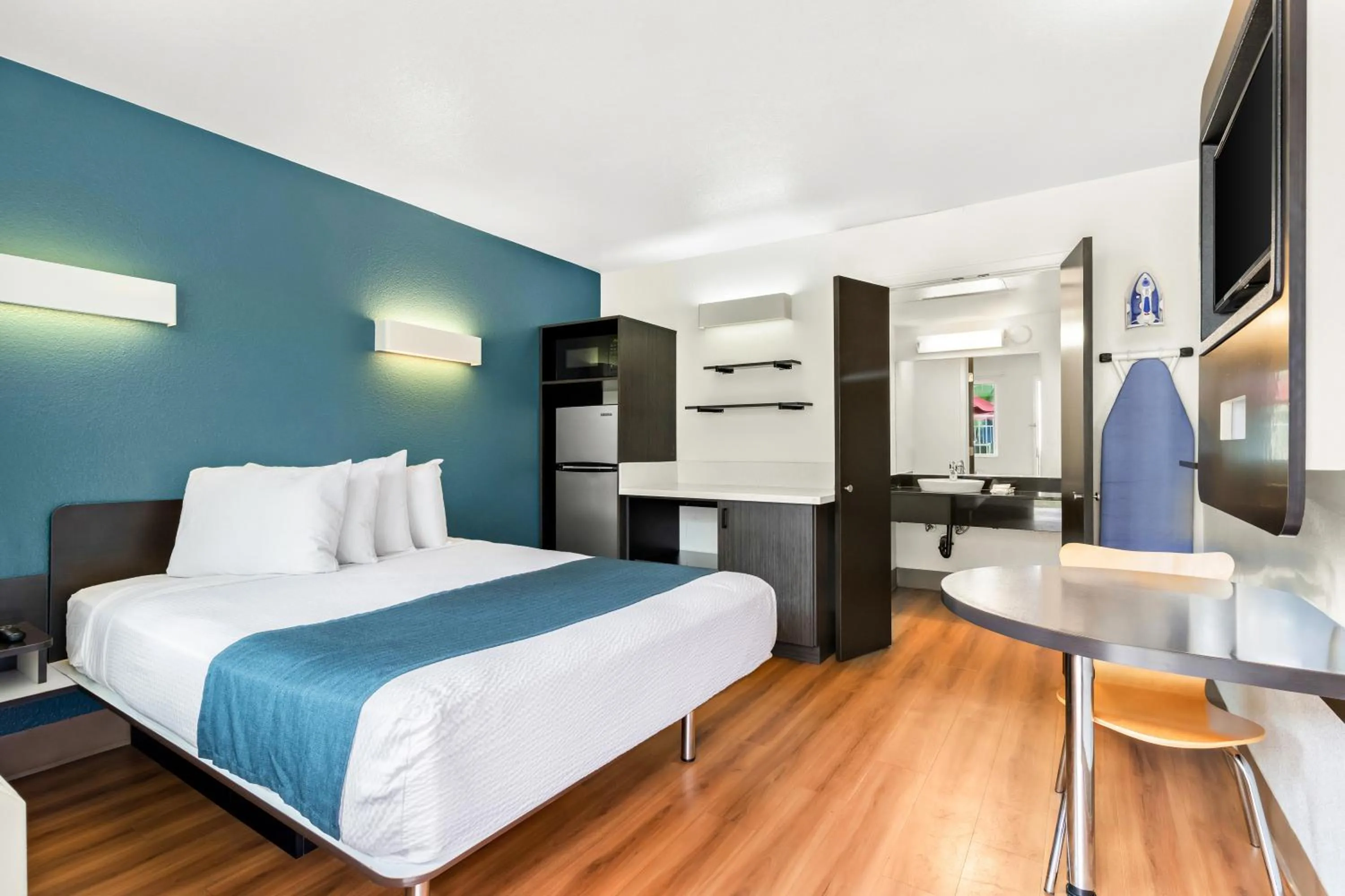 Bed in Studio 6 Suites Chattanooga TN Lookout Mtn.