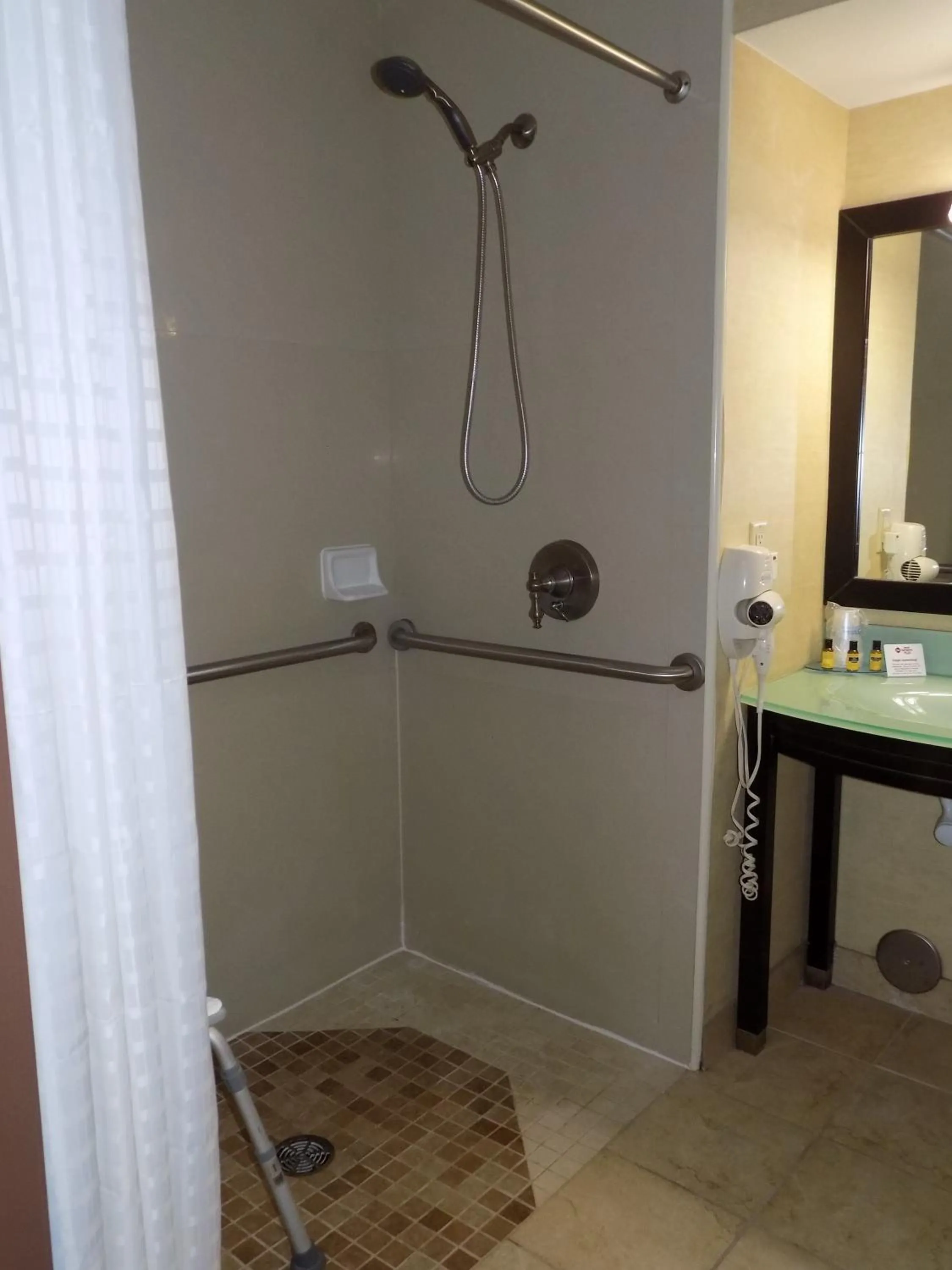 Shower in Rodeway Inn