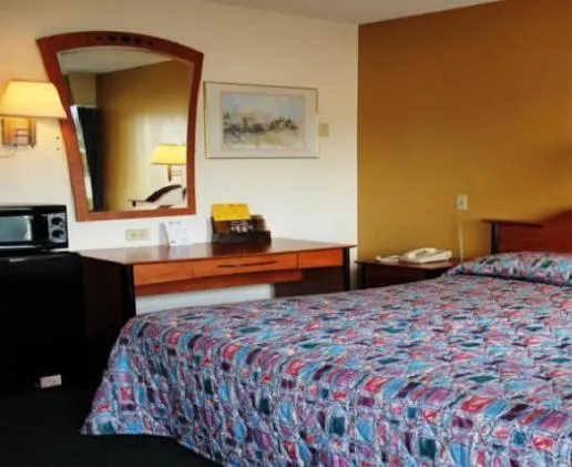 Photo of the whole room, Bed in Speedway Inn