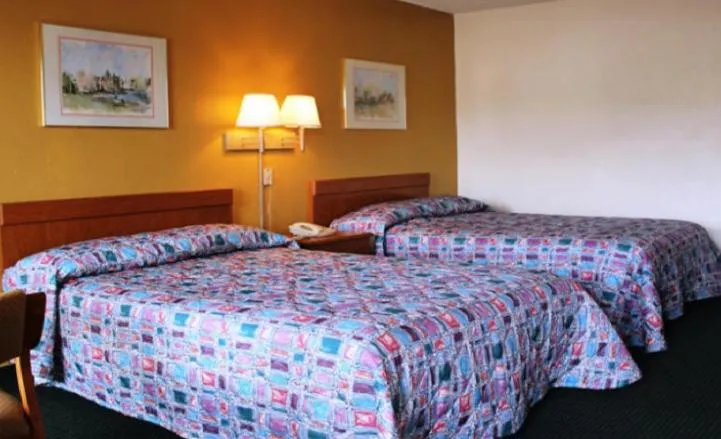 Bed in Speedway Inn