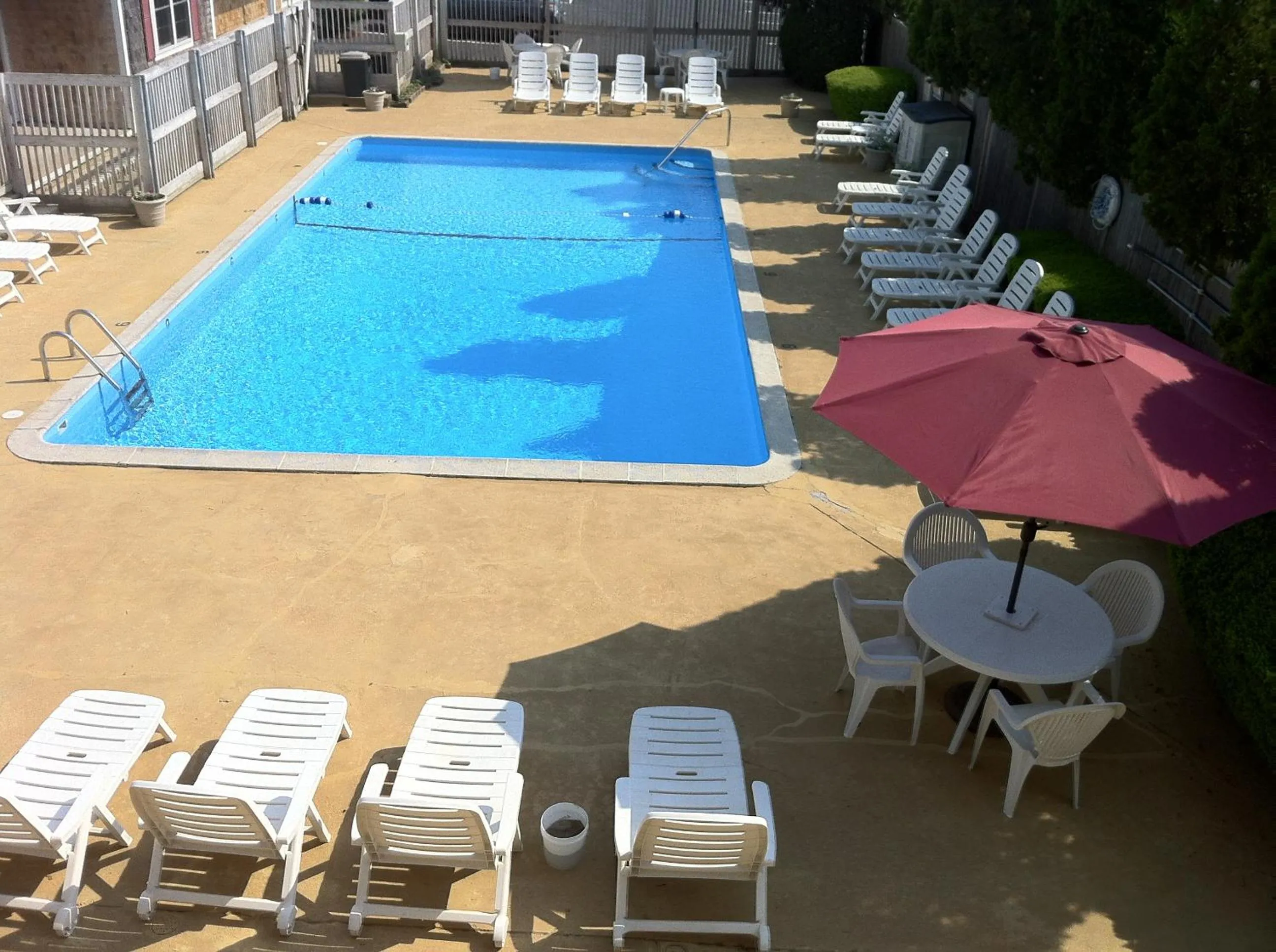 Swimming pool in Holiday Hill Inn & Suites