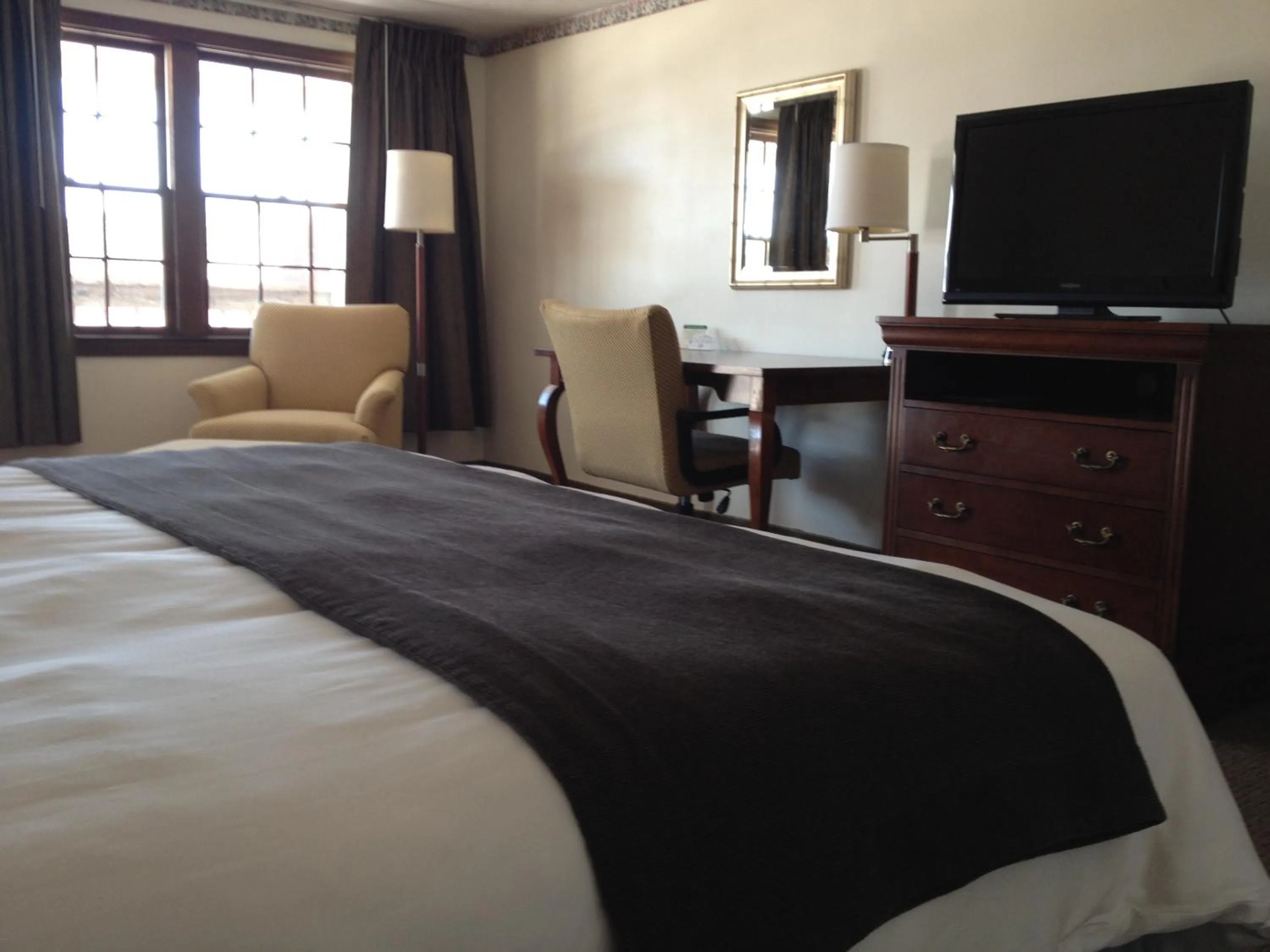 Bed in Holiday Hill Inn & Suites