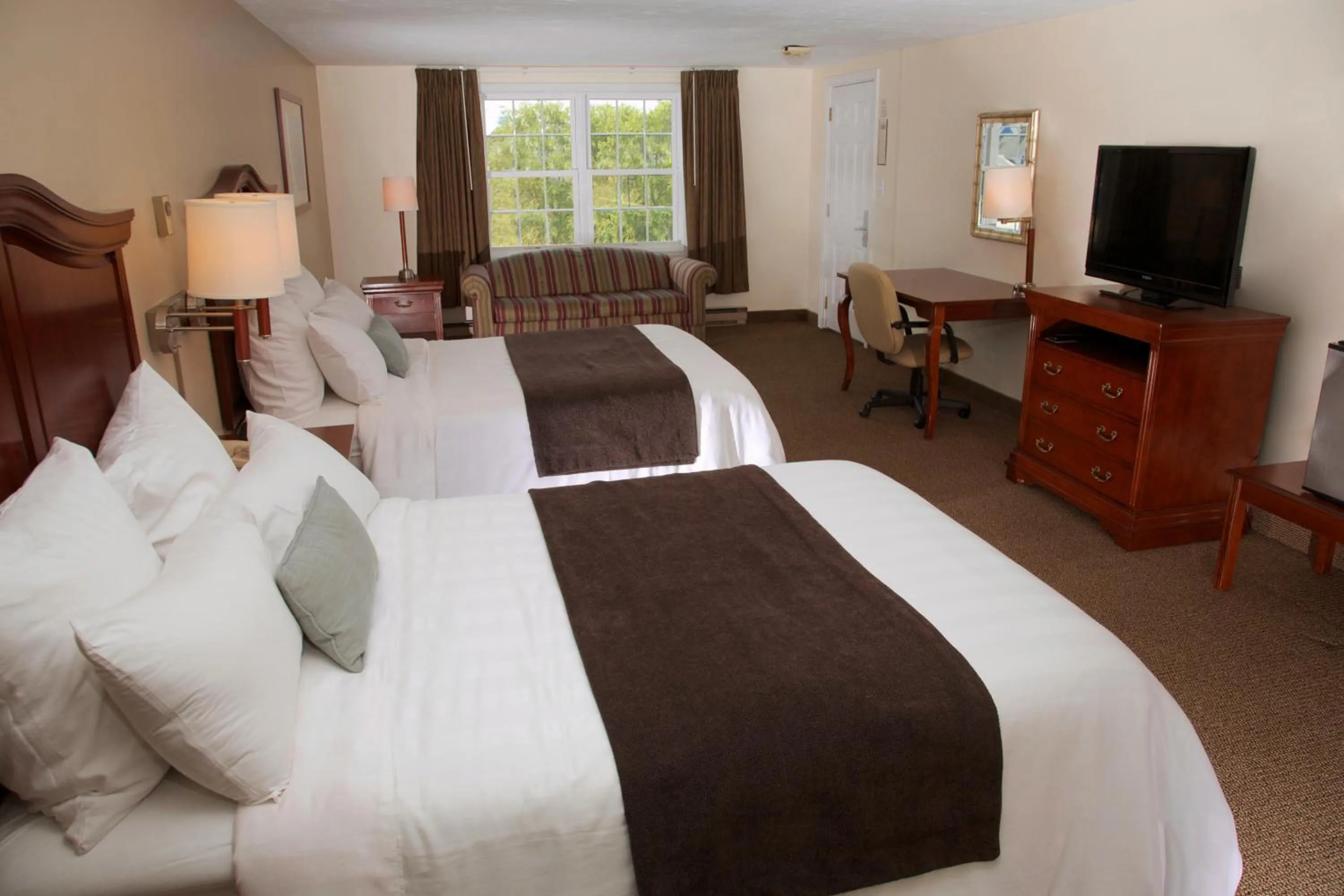 Photo of the whole room, Bed in Holiday Hill Inn & Suites