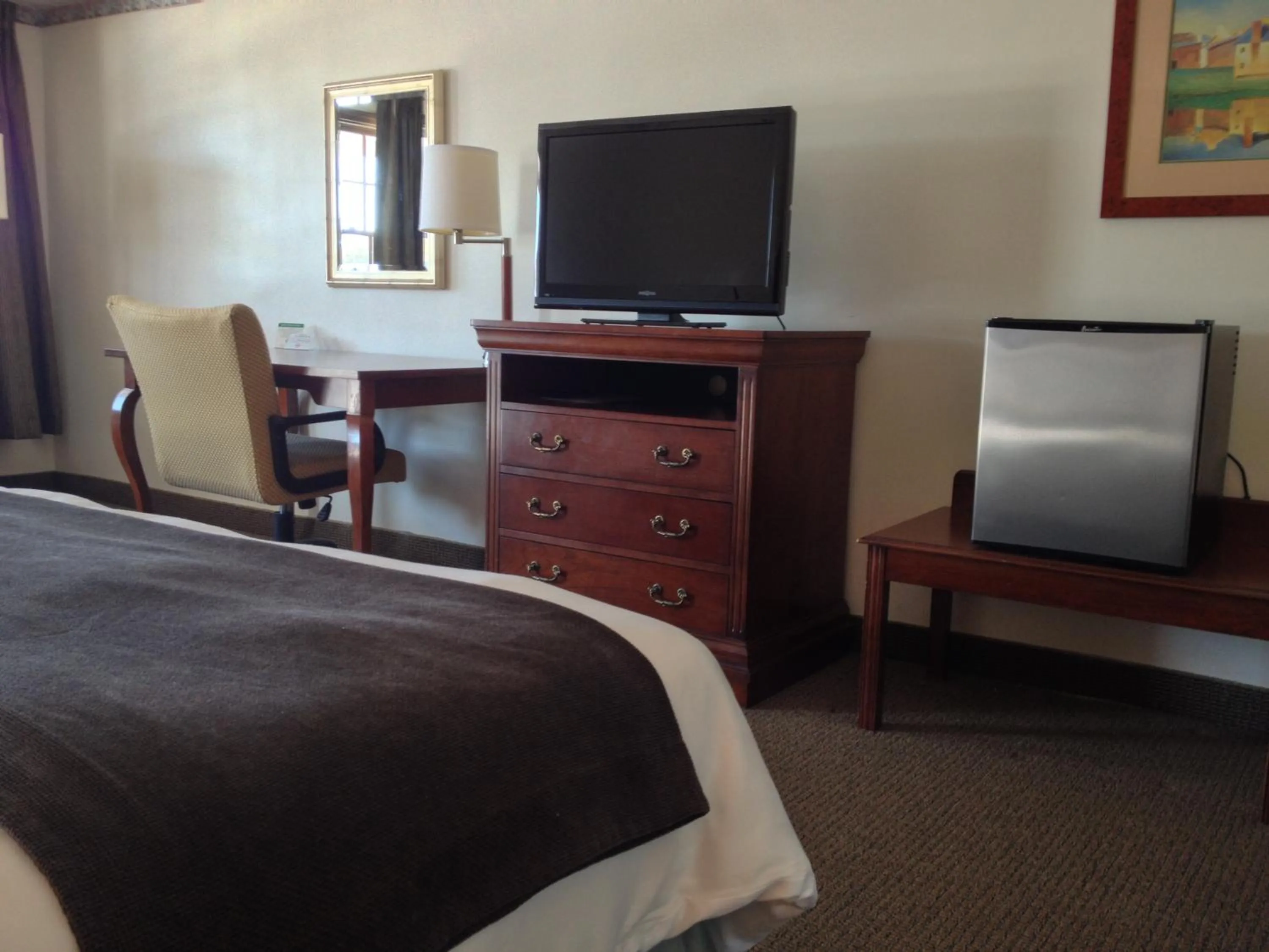TV and multimedia, Bed in Holiday Hill Inn & Suites