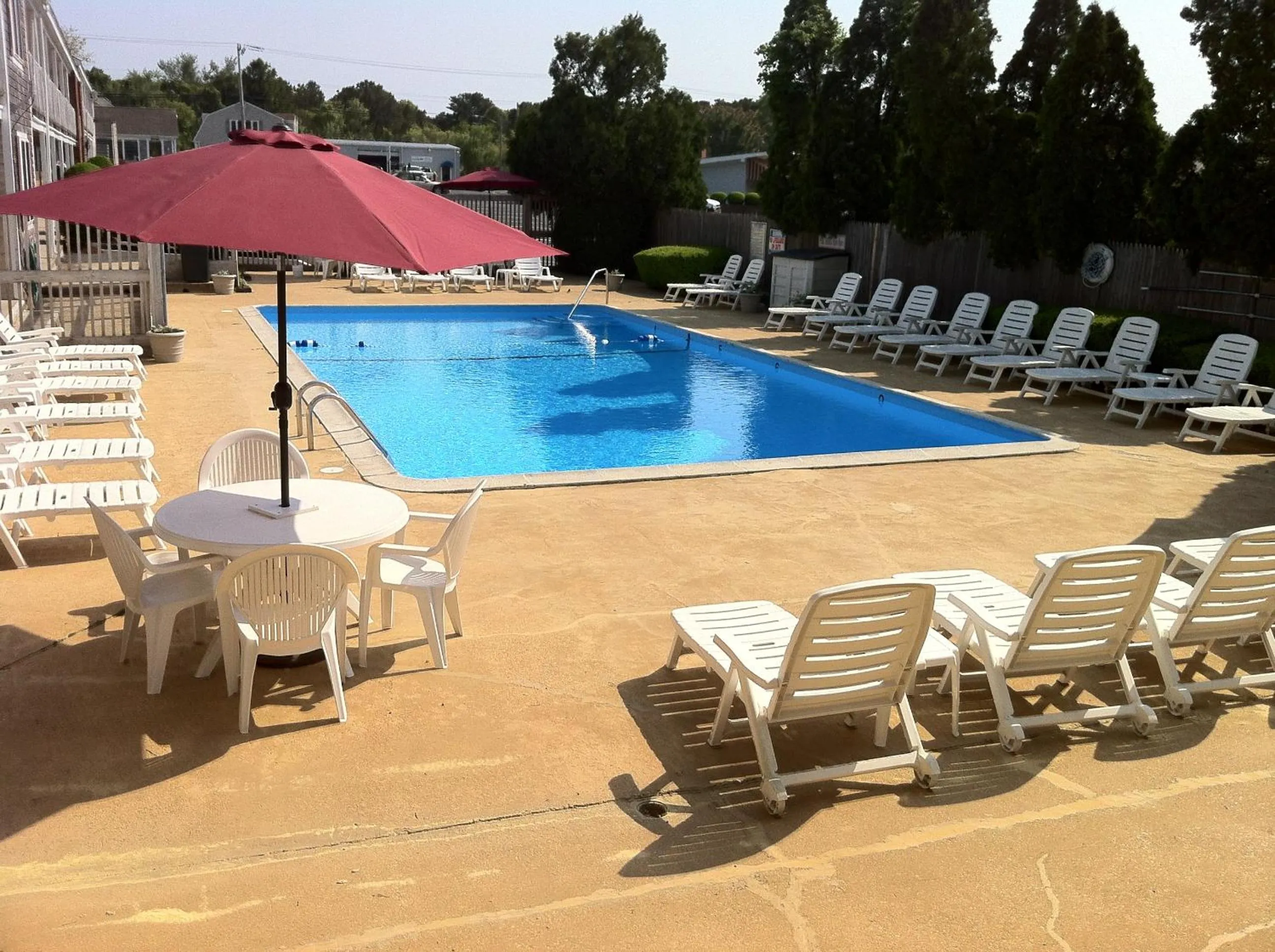 Swimming pool in Holiday Hill Inn & Suites