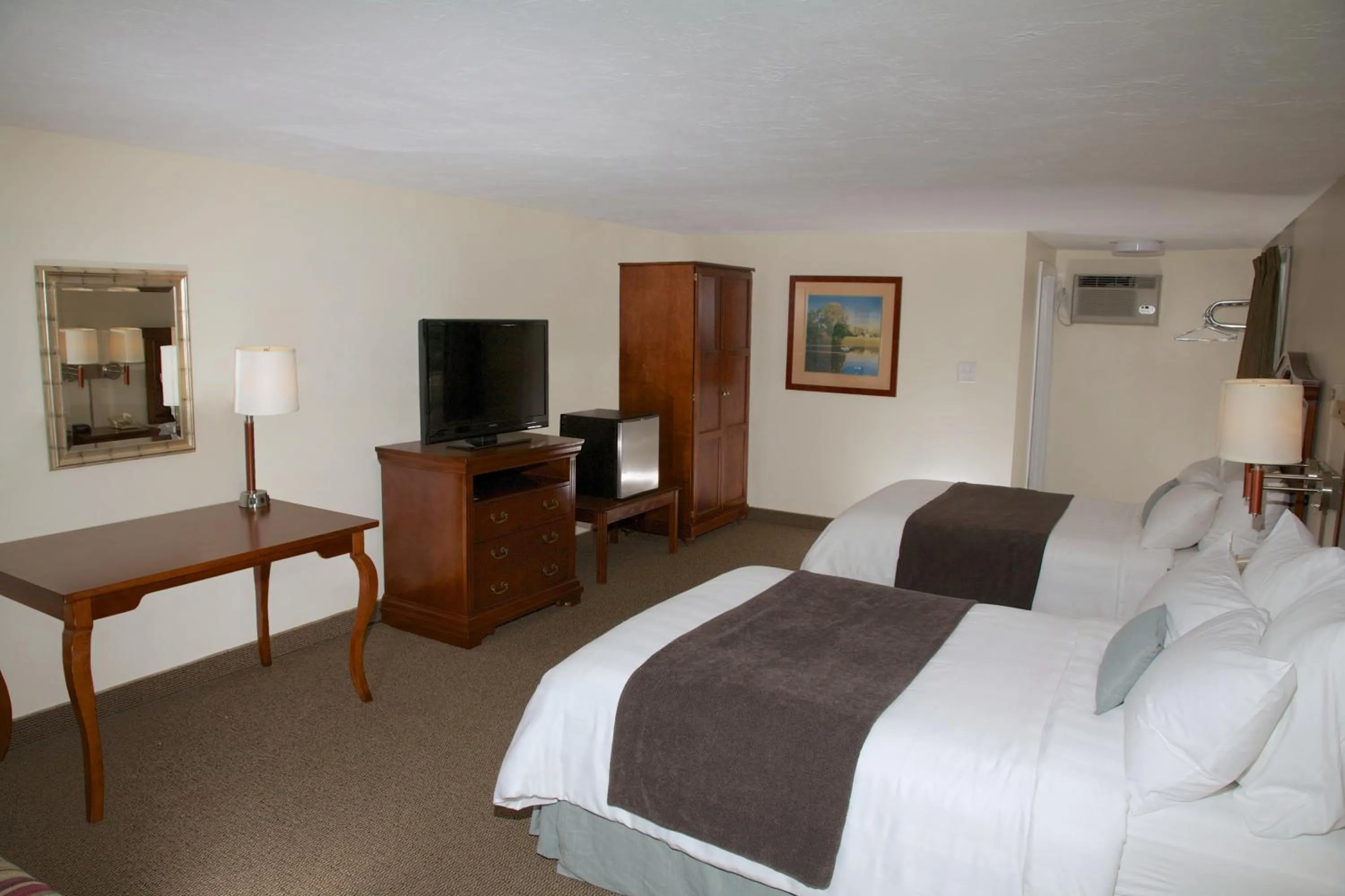TV and multimedia, Bed in Holiday Hill Inn & Suites