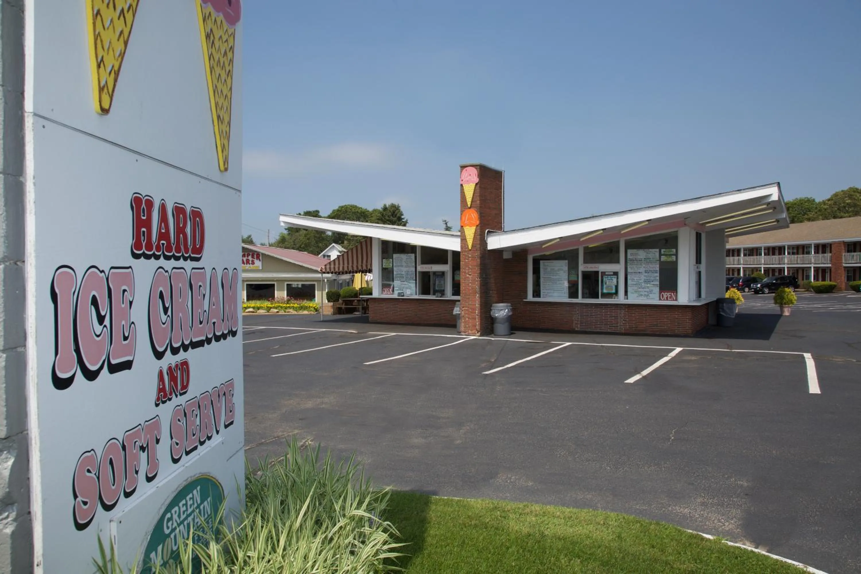 On-site shops in Holiday Hill Inn & Suites