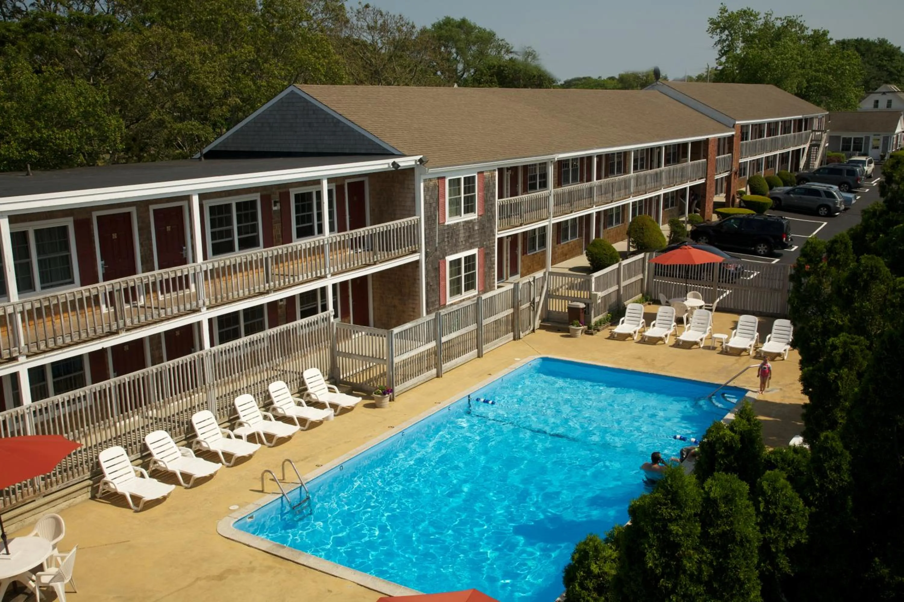 Swimming pool in Holiday Hill Inn & Suites