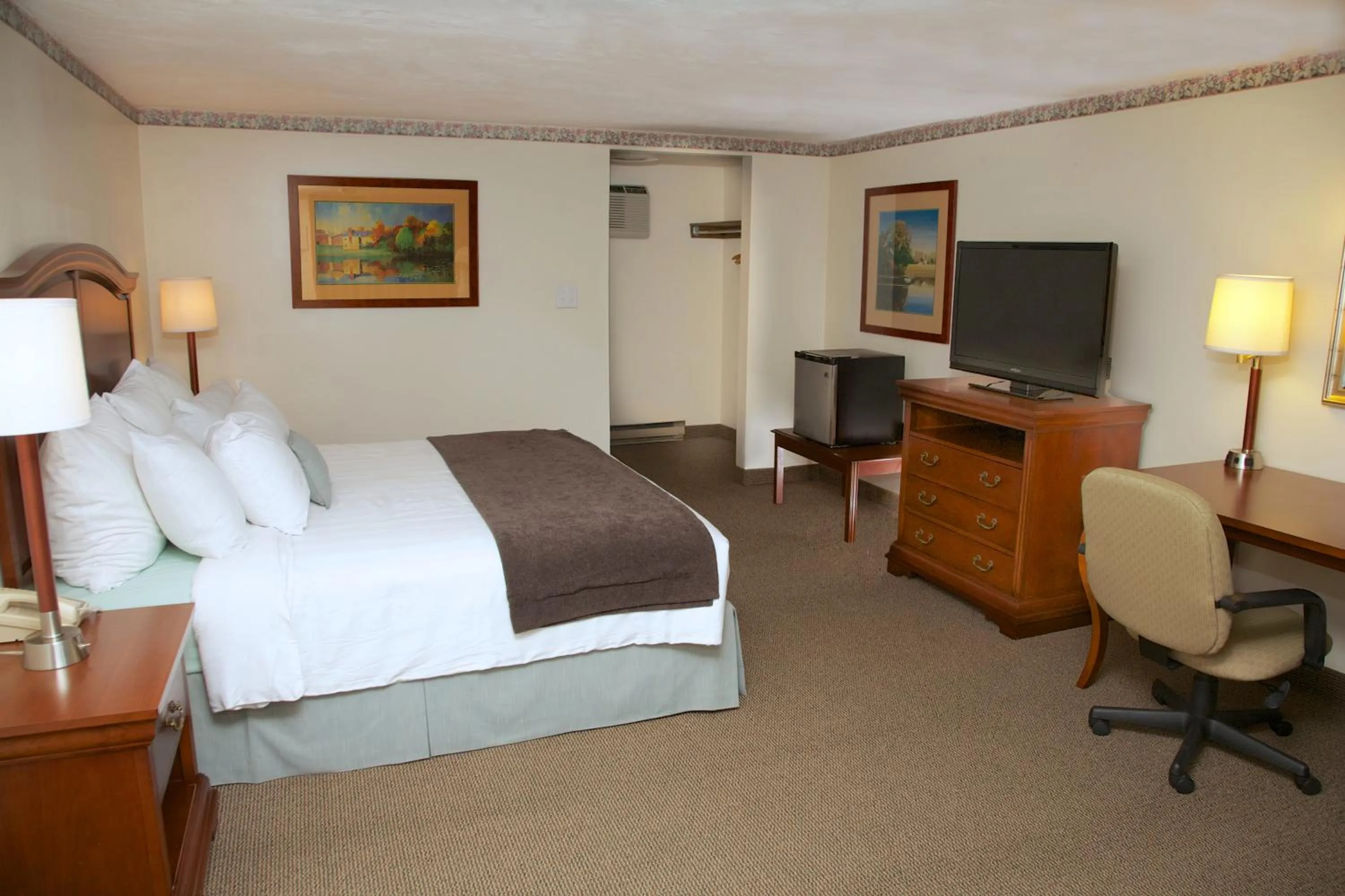 Photo of the whole room, Bed in Holiday Hill Inn & Suites
