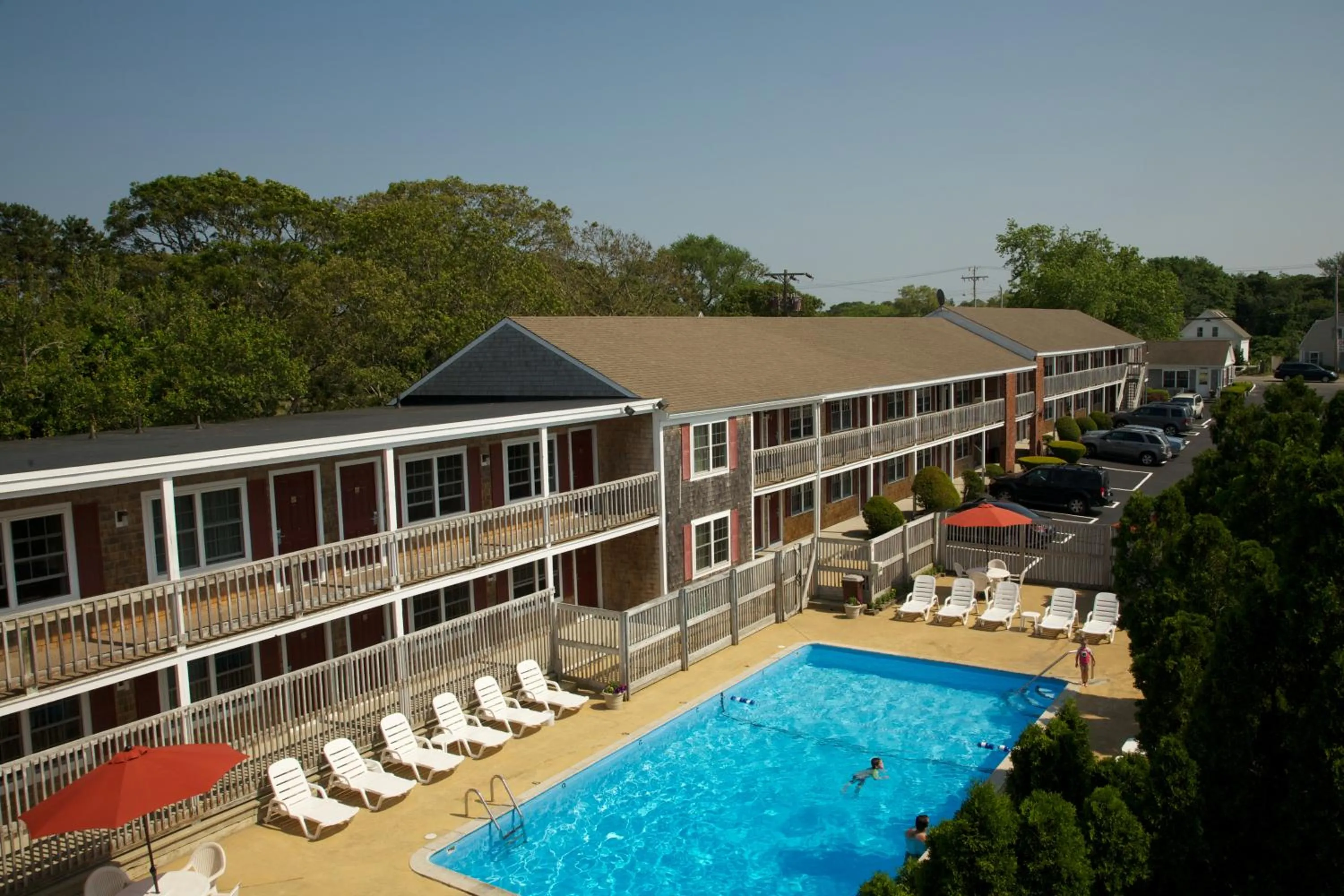 Swimming pool in Holiday Hill Inn & Suites