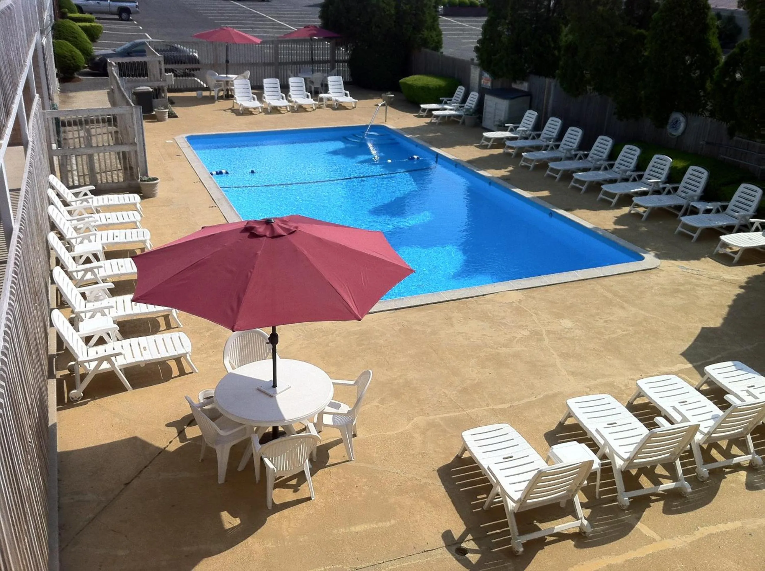 Swimming pool in Holiday Hill Inn & Suites