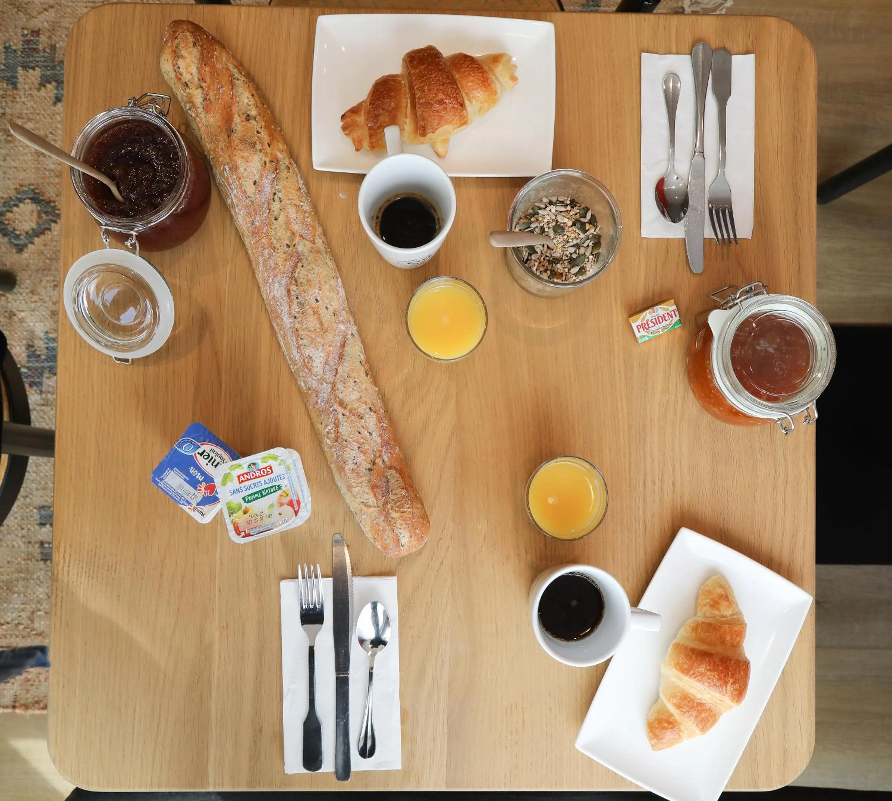 Breakfast in Hôtel et Apparts Marin