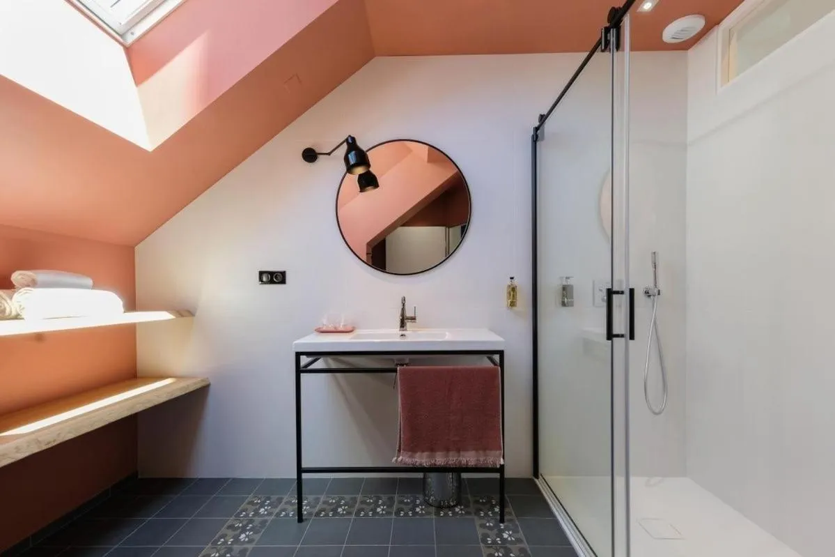 Shower, Bed in Hôtel et Apparts Marin