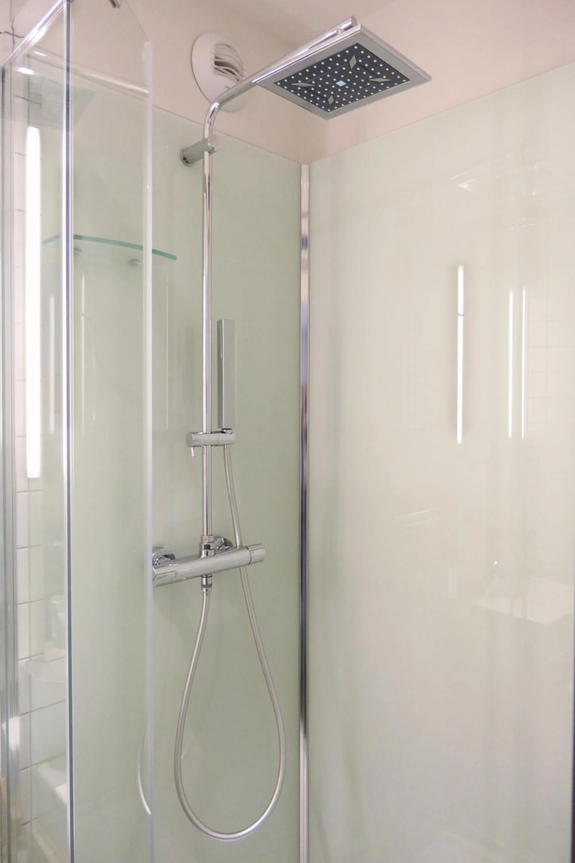 Shower in Hôtel et Apparts Marin