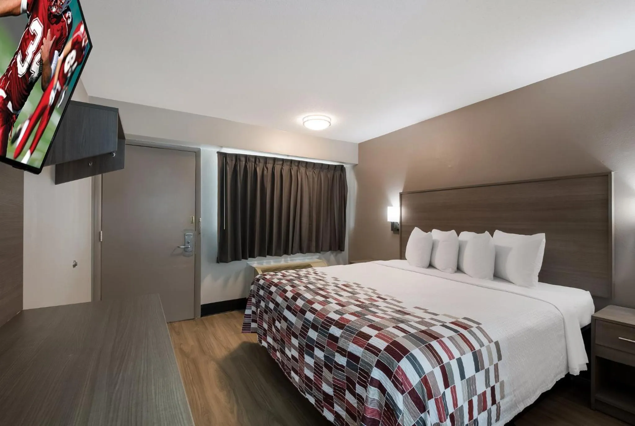 Photo of the whole room, Bed in Red Roof Inn Chattanooga - Hamilton Place