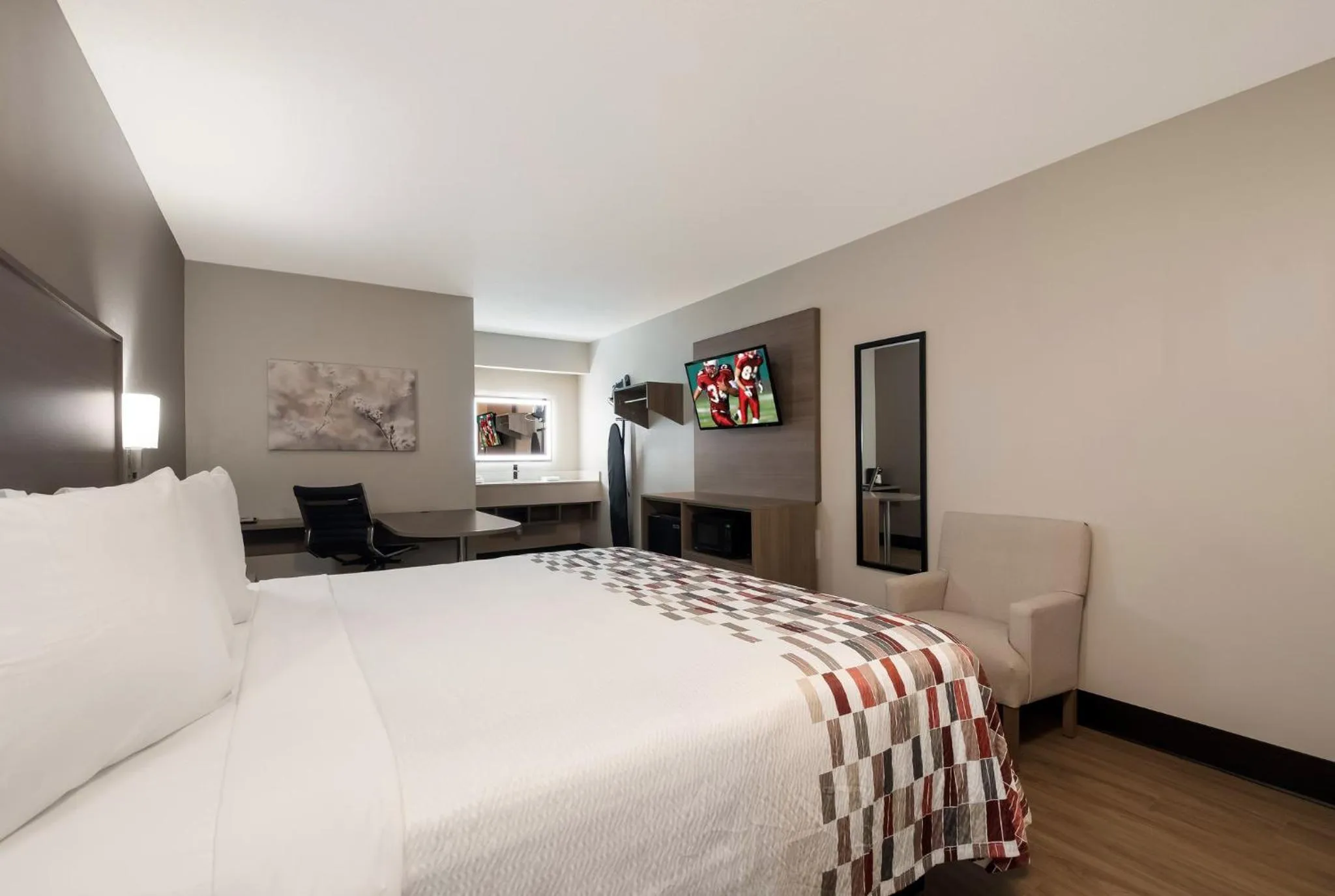 Photo of the whole room, Bed in Red Roof Inn Chattanooga - Hamilton Place