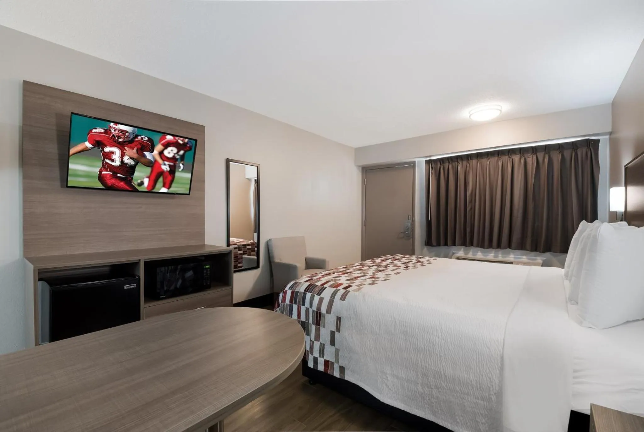 Photo of the whole room, Bed in Red Roof Inn Chattanooga - Hamilton Place