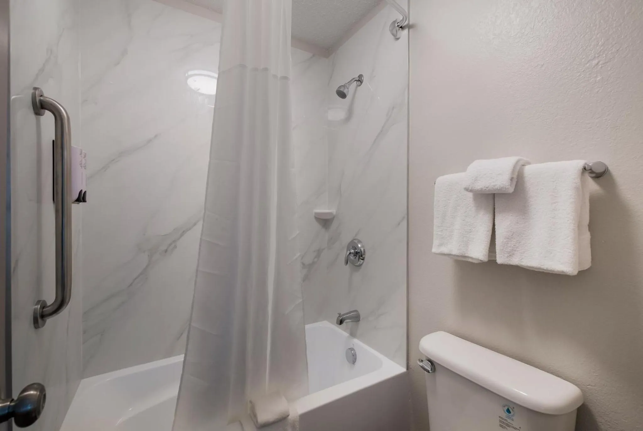 Bathroom in Red Roof Inn Chattanooga - Hamilton Place